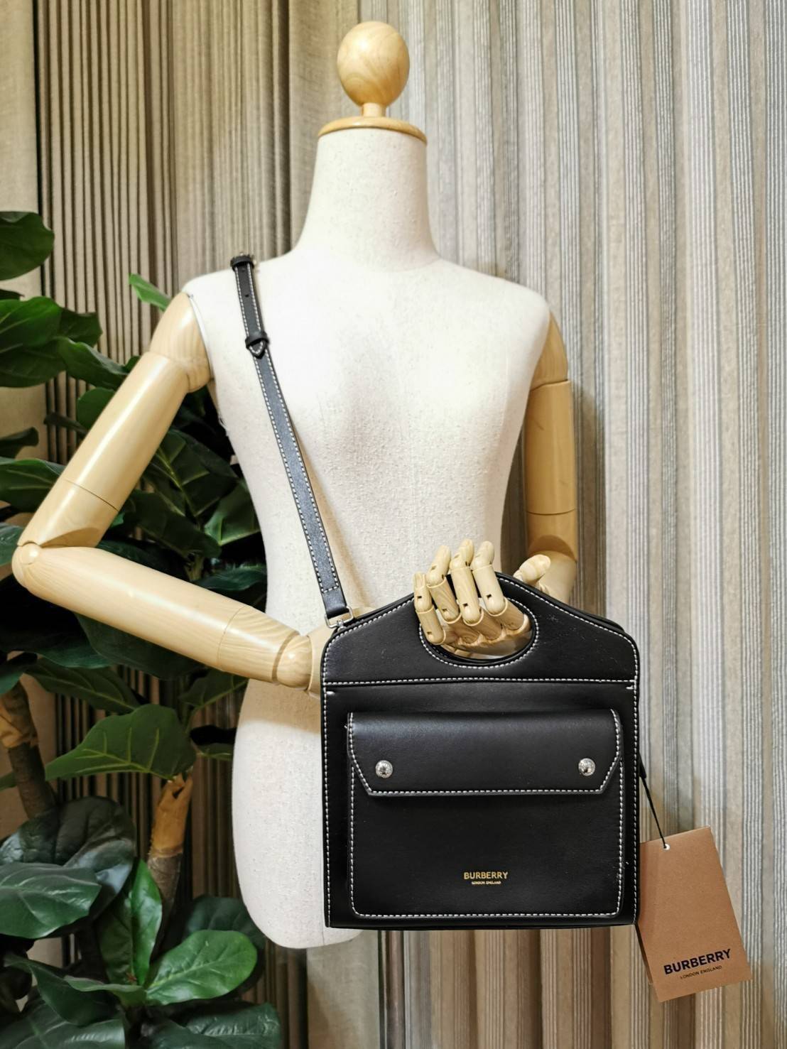 BURBERRY FRAGRANCES CROSSBODY BAG VIP GIFT WITH PURCHASE (GWP) พรีเมี่ยมกิ๊ฟ Limited Edition ใหม่ล่าสุดจาก BURBERRY PERFUME วัสดุหนังแท้ Calf Skin ทรงเหลี่ยม ดีไซน์สวยหรูอยู่ทรง ด้านหน้ามีช่องใส่ของ ภายในโล่งกว้าง มีช่องซิปแบรนด์ สามารถใส่กระเป๋าสตางค์ใบย