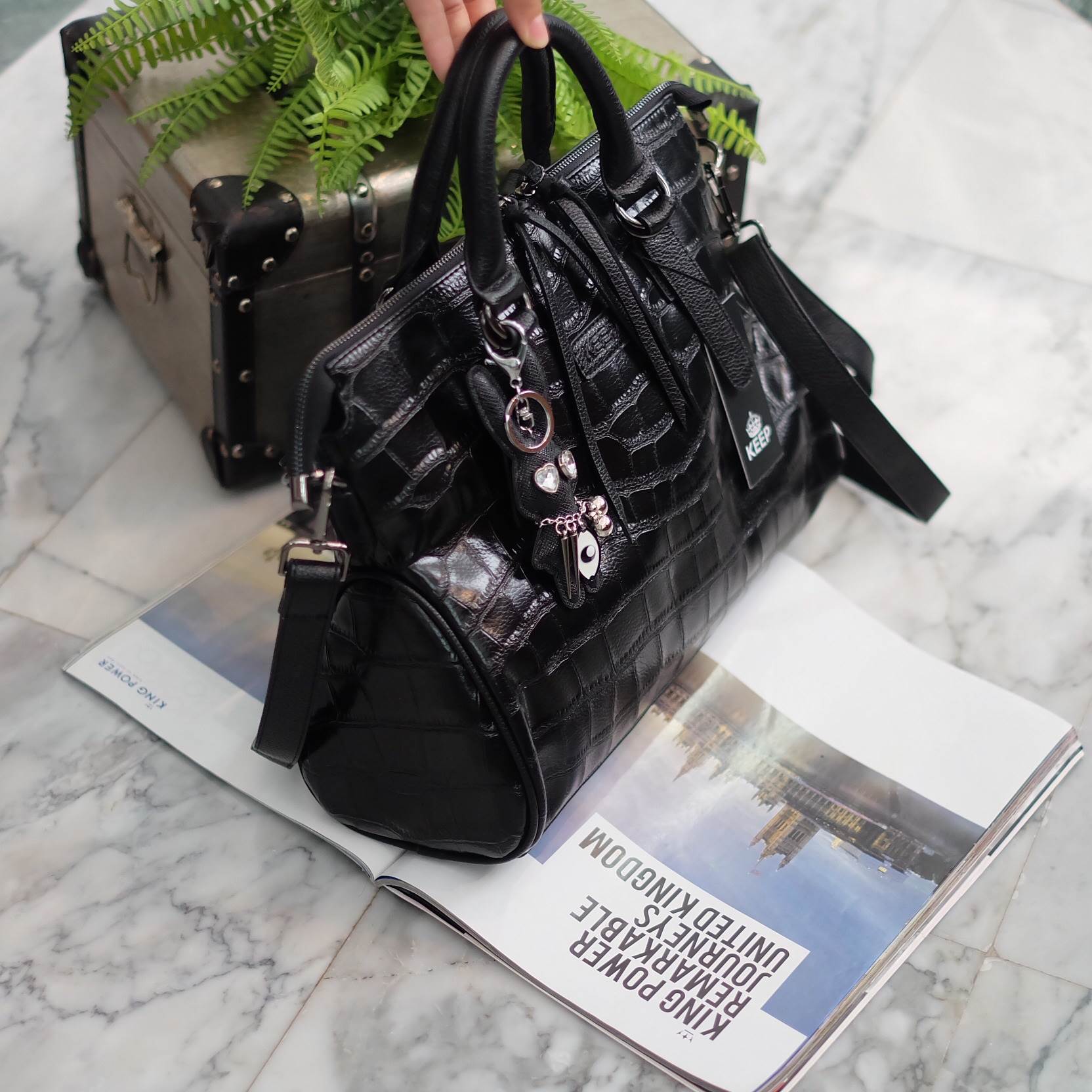 ทรงสวยขายดีมาก 👑จากแบรนด์ KEEP ทรง รุ่น XOXO hand bag with cool rabbit จุดเด่นที่ >หนังเนื้อดี นิ่มมาก ลายหนังสวย มี 2 แบบ • หนังเรียบ • หนังลายจรเข้ • >สีดำ ถือสะพายเข้าง่ายกับทุกชุด >ขนาดกระเป๋ากำลังดีคะ ใส่ กปต ยาว มือถือได้ จุคุ้ม