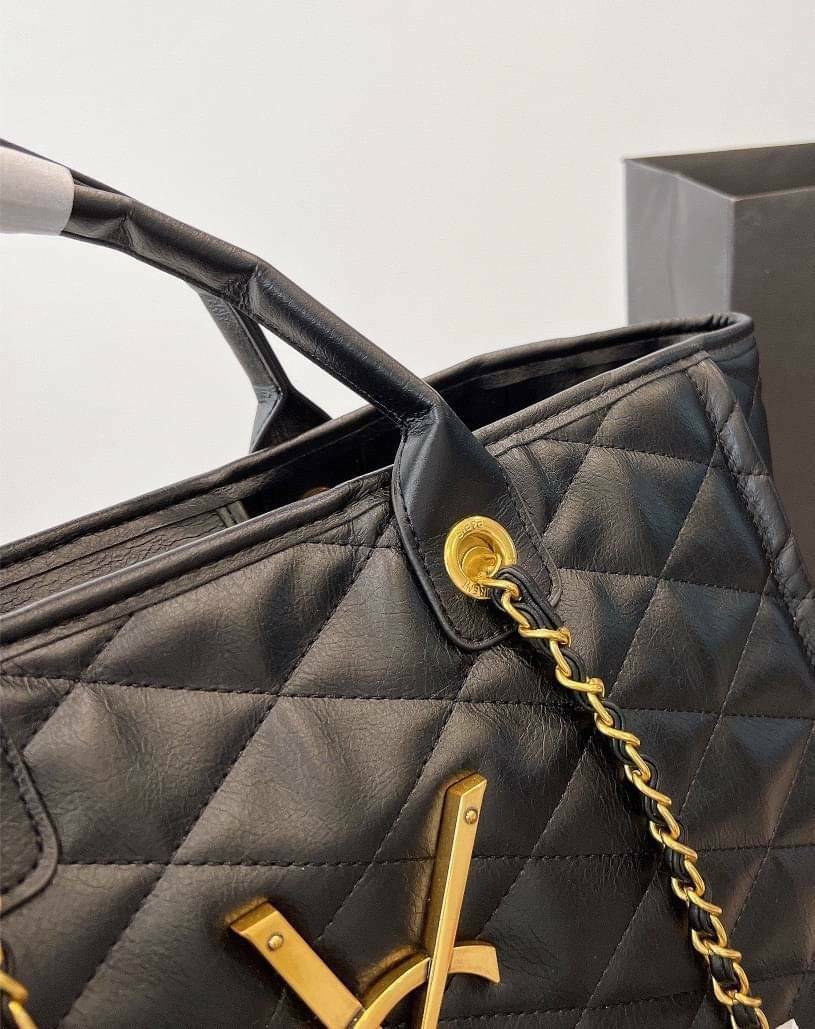 SAINT LAURENT ICARE MAXI SHOPPING BAG IN QUILTED LAMBSKIN / YSL ICARE MAXI SHOPPING BAG กระเป๋าทรงช็อปปิ้งใบใหญ่ มาพร้อมใบลูก พร้อมส่ง ใหม่ล่าสุด หนังนุ่มบุลายนวม โดดเด่นด้วยโลโก้แบรนด์และสายสะพายไหล่ใช้โซ่ทองอย่างดี สวยและหรูมากๆ ภายในกระเป๋ากว้างใส่สัมภ