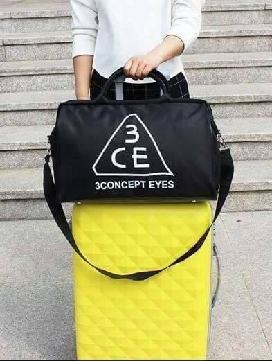 Don't Miss! กระเป๋าเดินทางแบรนด์ดัง 3CE ของแท้จากเกาหลีวัสดุ NYLON เนื้อหนาสีดำสกรีนโลโก้ 3CE ด้านหน้า หูหิ้วหนังแข็งแรงสะพายไหล่ได้ ใบใหญ่จุใจใส่เสื้อผ้า รองเท้าของใช้ได้เยอะ น้ำหนักเบา ดูแลรักษาทำความสะอาดง่าย เปิดปิดด้วยซิปสะดวกใช้ ภายในมีช่องเล็ก