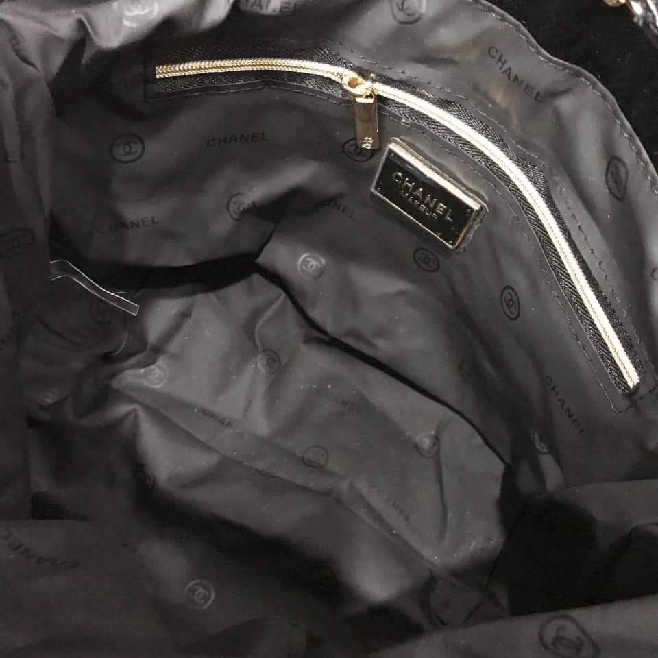 Chanel GWP Tote Bag With Chain New arrival! กระเป๋าสะพายทรง Tote VIP Gift With Purchase รุ่น Limited Edition VIP gift ของแท้จาก Chanel Perfume Counter วัสดุหนังเรียบลายตาราง ขนาดกำลังดี น้ำหนักเบา ด้านหน้ามีโลโก้ เปิดปิดด้วยกระดุมแม่เหล็ก ภายในมีโลโก้ และ