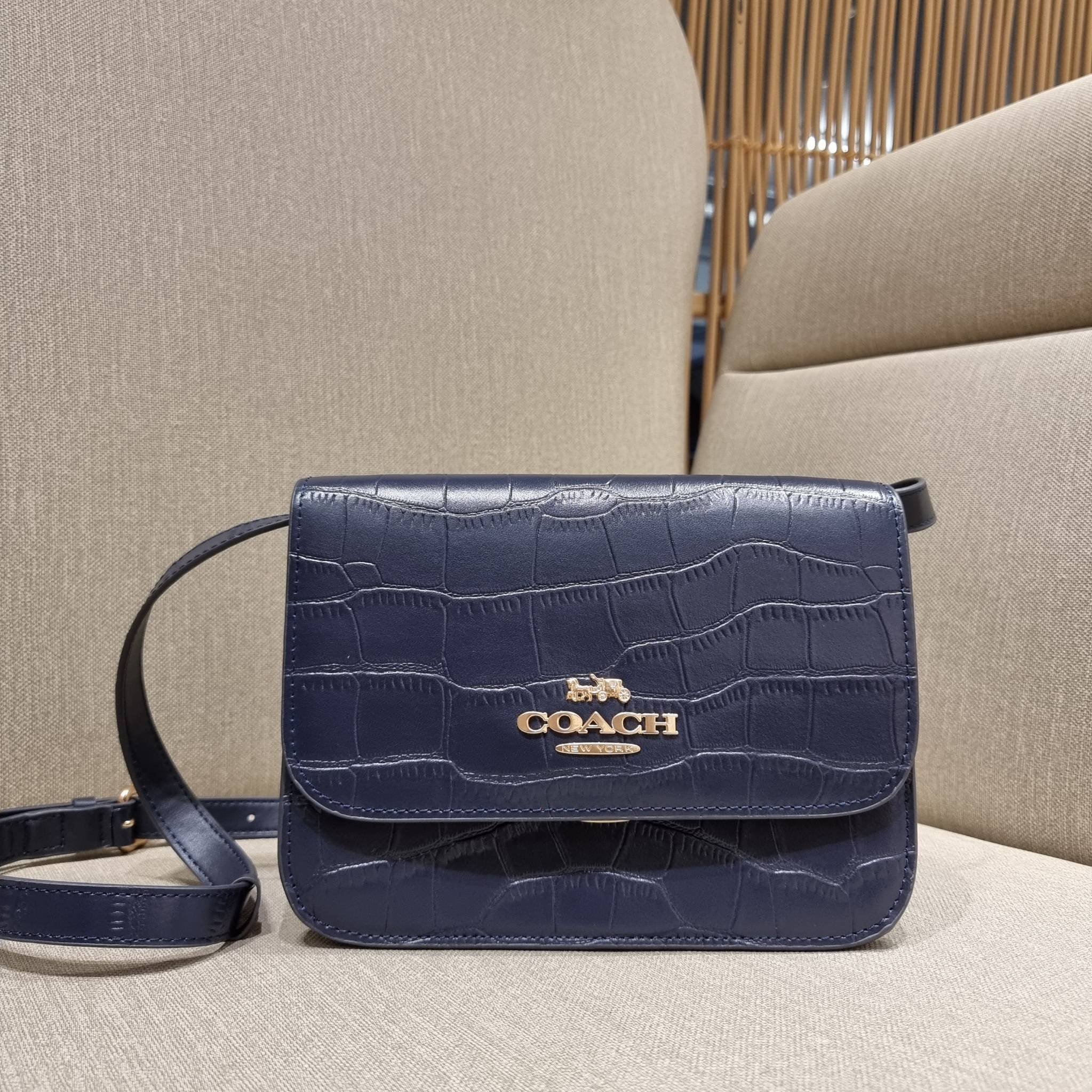 COACH C5631 BRYNN FLAP CROSSBODY แซ่บที่สุด ใหม่ที่สุด!! คอลเลคชั่นใหม่!! มองยังไงก็หลงรักละสายตาไม่ไหว กระเป๋าสะพายข้างลุคไฮน์ ที่ดีไซน์ออกมาได้ปัง และดูแพงมากๆ ด้วยดีเทลคลาสสิค รูปทรงใช้งานง่าย เรียบๆแต่มีดีเทล วัสดุหนังลายจระเข้ สวยม้าก!!! เปิด-ปิดด้วย