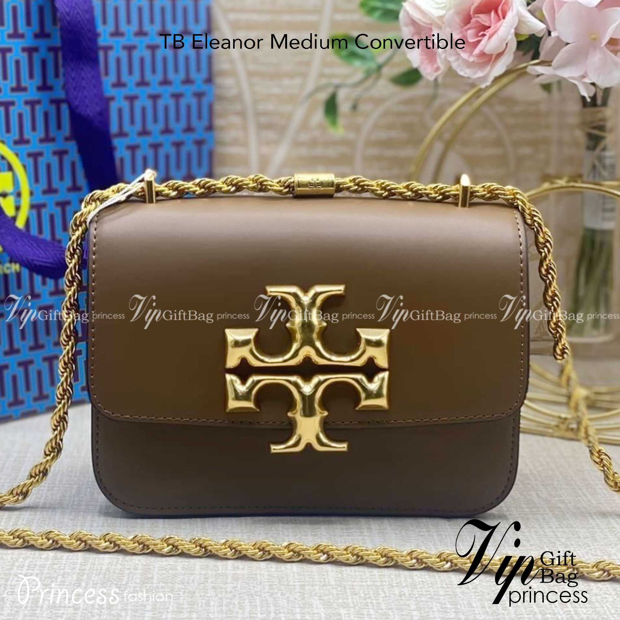 Tory Burch Eleanor Medium Convertible Shoulder Bag / Tory Burch 75003 ฮอตไอเท็ม รุ่นนี้ขายดีขายหมด สวยหรู คุณหนู ผู้ดี!! หายากมากแล้วน้า กระเป๋าสะพายข้าง ดีไซน์อยู่ทรง ขนาดกำลังสะดวกใช้สำหรับสาว เปิด-ปิดด้วยแถบแม่เหล็ก ภายในแบ่งสัดส่วนได้เป็นอย่างดี