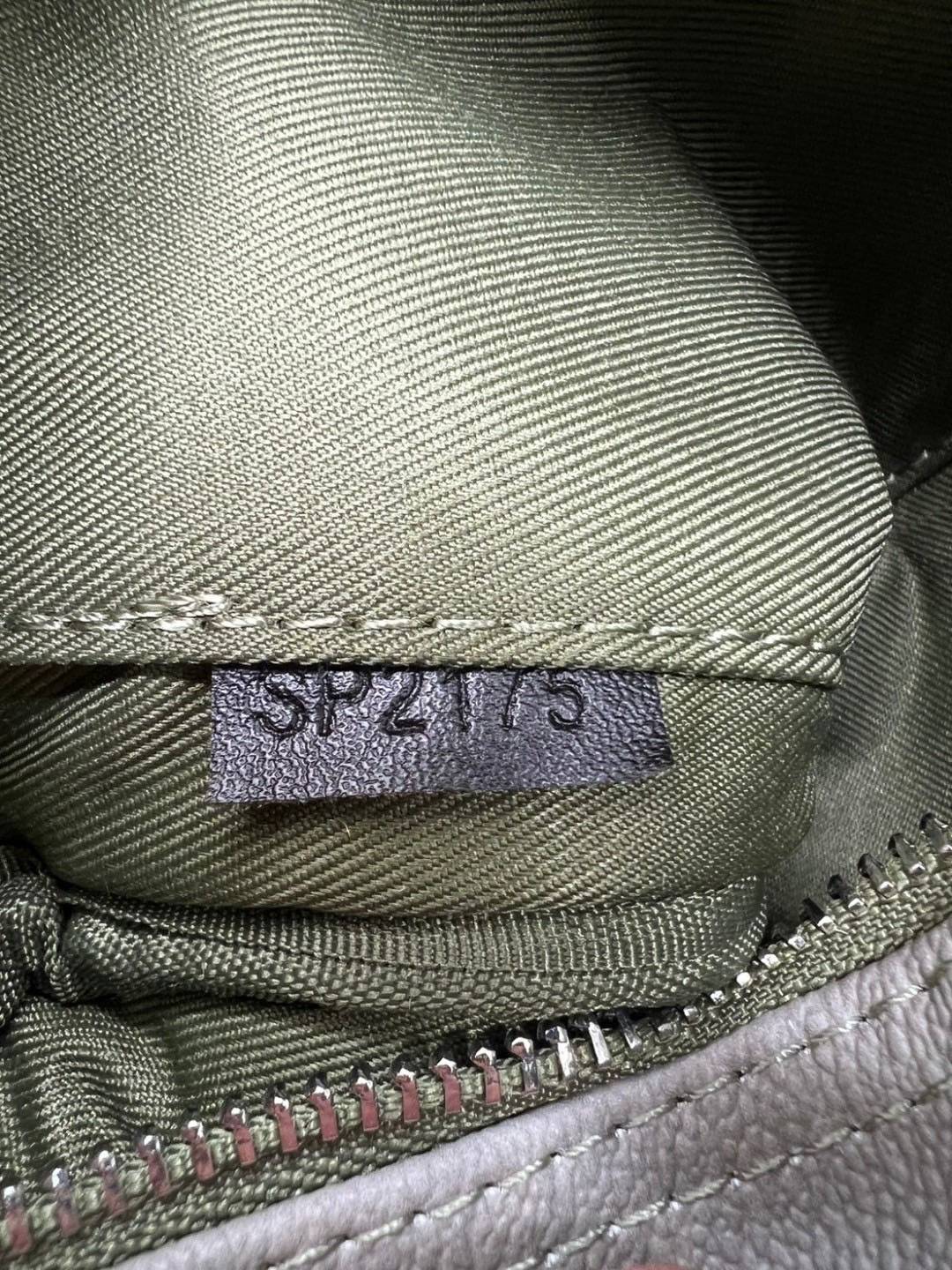 LV Keepall Bandoulière 25 Bag Khaki green Monogram Gradient กระเป๋าสะพายรุ่นใหม่ เพิ่มลูกเล่นใหม่สีเขียวกากีไล่เฉดสี พิมพ์ลายโมโนแกรม สวยเท่คลาสสิกก่อนใคร