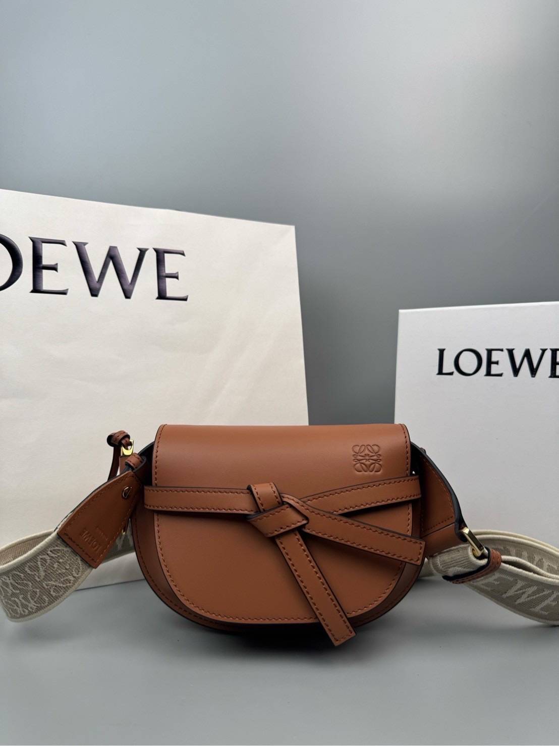 TOP ORI หนังแท้ | Loewe Mini Gate bag กระเป๋าสะพายทรงสวยไซส์มินิ ใช้ได้ทั้งหนุ่มๆและสาว คูลๆ สุดยอดแบรนด์ที่ดีไซน์เป็นเอกลักษณ์ โดดเด่น สวยหรู สไตล์คลาสสิค