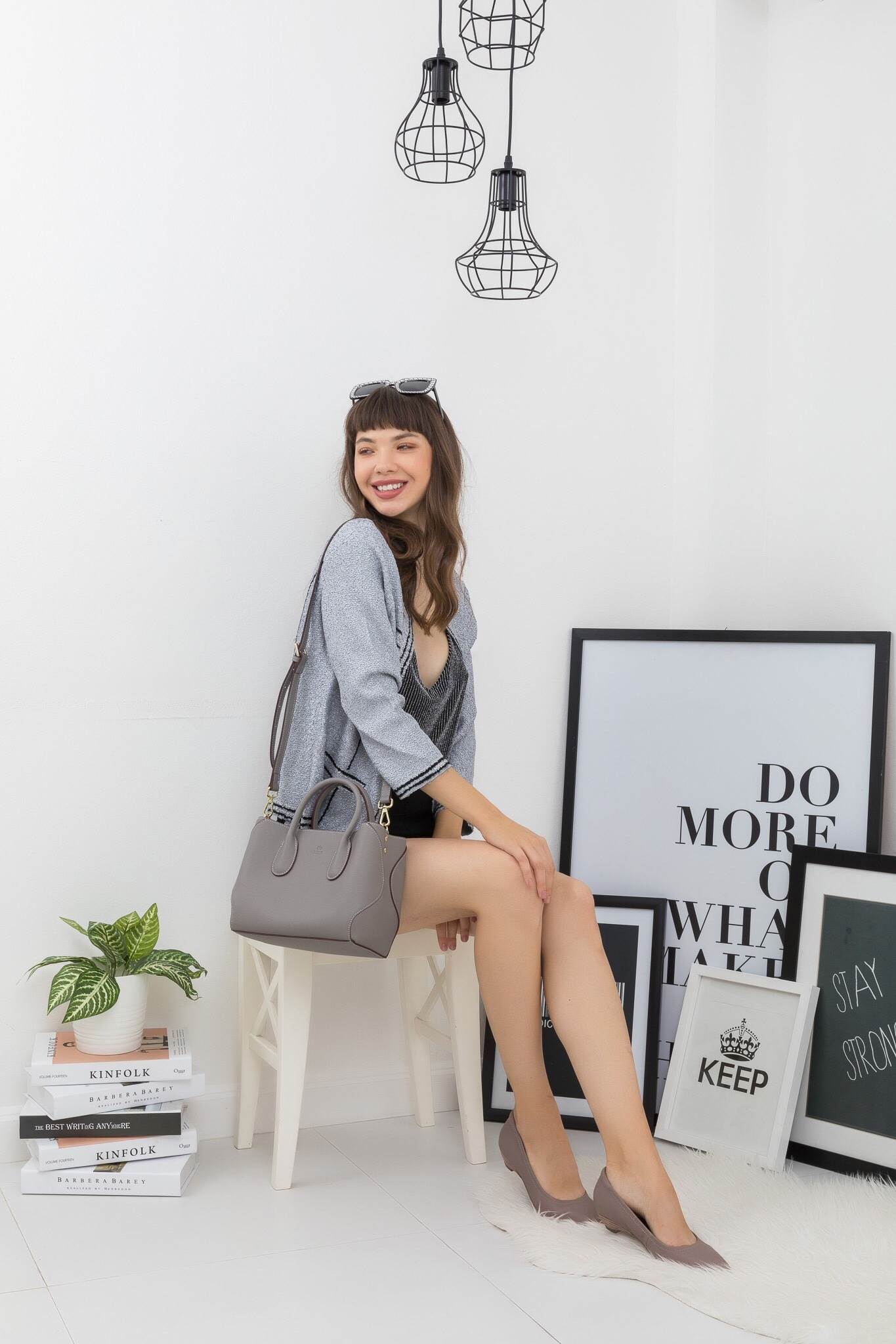 KEEP รุ่น COZY สวย ตอบโจทย์ ด้วยรูปทรงที่ เรียบหรู ทรงกระเป๋า ปรับได้ 2 แบบ เก็บทรง หรือ ขยายทรงได้ ตอบโจทย์ทุกการใช้งาน หนังกระเป๋า Saffiano อย่างดี ภายใน บุด้วย ผ้า Craft เอกลักษณ์เฉพาะ ทำให้ กระเป๋าเบา และ เพิ่มความสวยงาม ภายใน ทำช่อง แยก เฉพาะ สำหรับเ