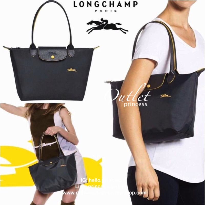 Size : M Longchamp Le Pliage Club Tote Bag กระเป๋าสะพายรุ่นยอดนิยม วัสดุเนื้อผ้า Nylon Canvas เคลือบกันนำ้ ตัดด้วยหนังแท้ น้ำหนักเบา ดีไซน์เรียบง่ายแต่เต็มไปด้วยความคลาสสิก เป็นที่ชื่นชอบไปทั่วโลก Longchamp ปรับโฉม LE PLIAGE ด้วยการปักลายรูปม้า-ตราสัญลักษ