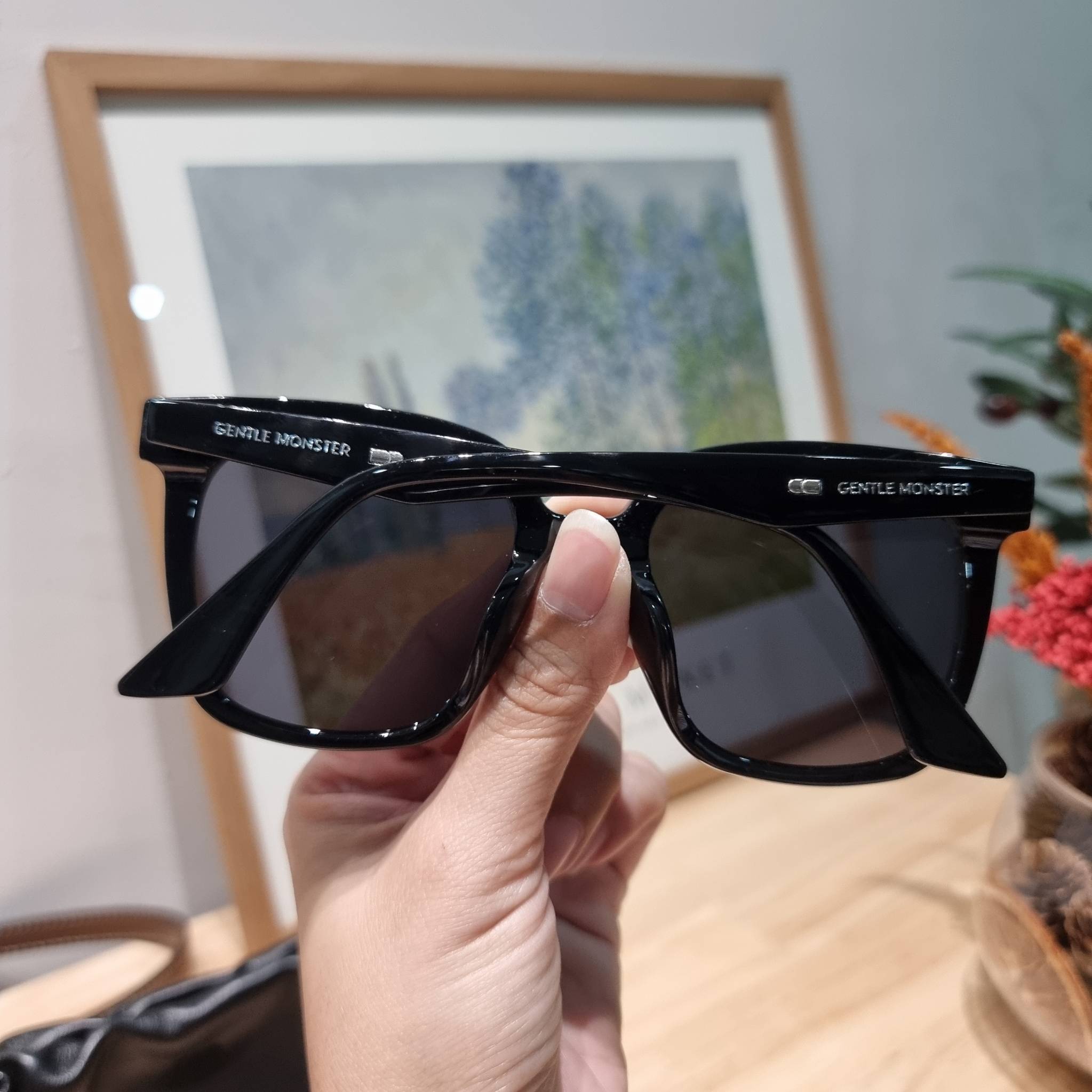 Set 3 ชิ้น Gucci Horsebit 1955 mini bag / Gucci Phone Bag box set ชวนสะสม ใครมองหาของขวัญอยู่ เซ็ทนี้จัดว่าเลิศมาก! กับการจับเอารุ่นยอดฮิต มามิกซ์รวมกับไอเท็มสุดคุ้มของมันต้องมี!! จัดเรียงให้อยู่ในกล่อง box set ลิมิเต็ด ที่มีทั้งแว่นตา gentle monster แบรน