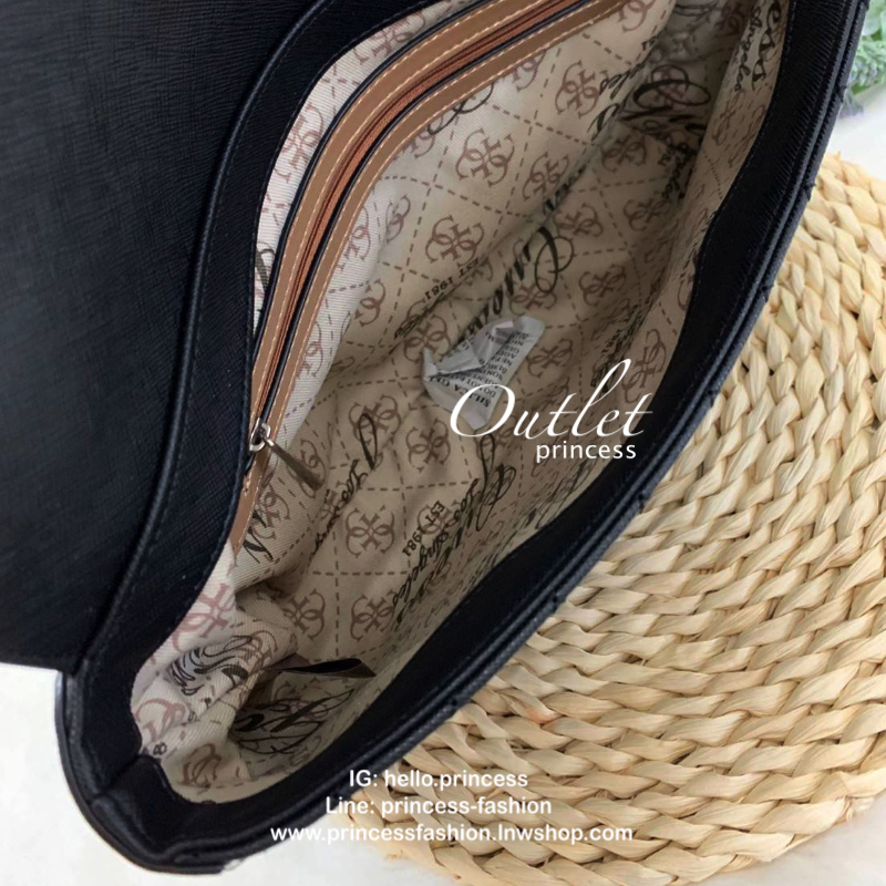 GUESS BALDWINPARK SHOULDER BAG กระเป๋าสะพายข้าง crossbody ดีไซน์สวยหรู ขนาดกำลังดี pu. ลายตาราง หนังนิ่ม เบา ด้านหน้ามี logo brand เปิดปิดกระเป๋าแบบกระดุมแม่เหล็ก ภายในกว้าง ใส่ wallet ยาว มือถือทุกรุ่น และของใช้ได้เยอะ มีช่องซิป พร้อมสายสะพายแบบโซ่อะไหล่