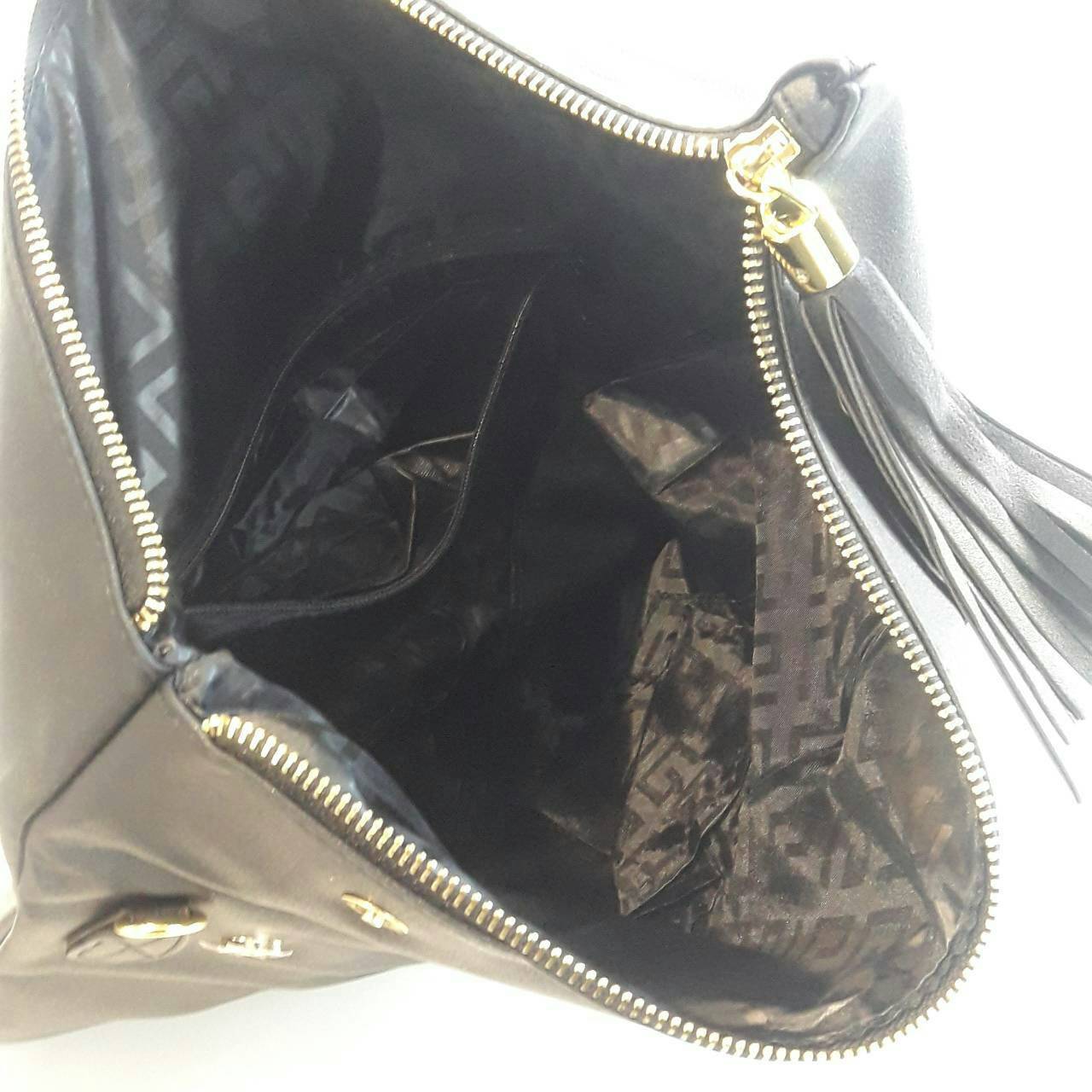 GIVENCHY ENVELOPE CLUTCH BAG กระเป๋าสะพายหรือ cluth bag วัสดุหนัง PU. ดีไซน์เก๋ ซิปเฉียงพร้อมซิปแบบพู่ สามารถสะพายหรือถือเป็น cluth ได้ค่ะ ภายในจุได้เยอะ ใส่ มีช่องซิปเล็กอีก 1 ช่อง ซับในลายแบรนด์ ใบนี้ all in 1 ค่ะ คุ้มสุดๆ