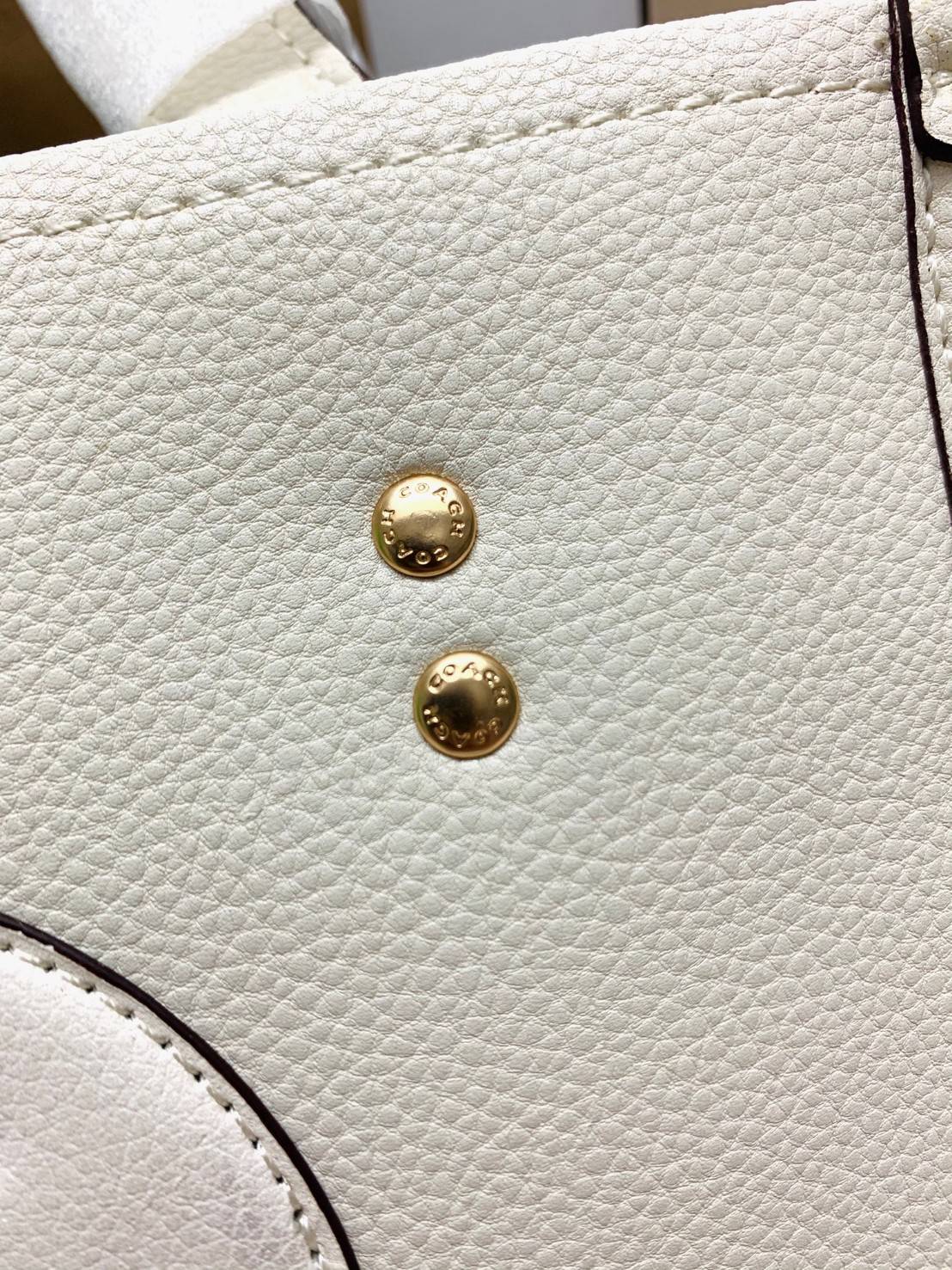 ใหม่ล่าสุด อดใจยังไงไหว COACH Dempsey Field Tote 22 C5268 โทนสีขาวล้วน ดำล้วน สุดคลาสสิก พร้อมส่งความสวยที่ไทยค่ะ! กระเป๋าทรง Tote ขนาดพอเหมาะลำตัว พกพาง่ายสะดวกได้กับทุกๆวัน ด้านหน้าปั้มโลโก้แบรนด์ตัวใหญ่สวยค่ะ;เปิดปิดกระเป๋าแบบกระดุมแม่เหล็ก ภายในใส่กระ