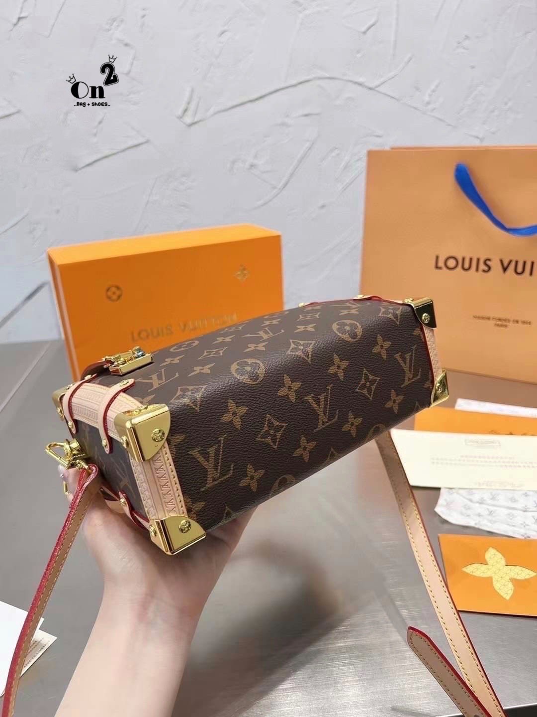 LV Side trunk pm / LV Soft Box Side Trunk Ladies Shoulder Messenger Bag กระเป๋าสะพายทรงกล่อง ที่สาวๆเรียกร้อง วัสดุหนังแคนวาส ดีไซน์ทุกอย่างได้ลงตัว หรูหรา อัพลุคได้ทุกสไตล์ ราคาสุดคุ้ม รุ่นนี้เป็น unisex ด้วยน้า ใช้ได้ทั้งหนุ่มๆและสาวๆไปเลย