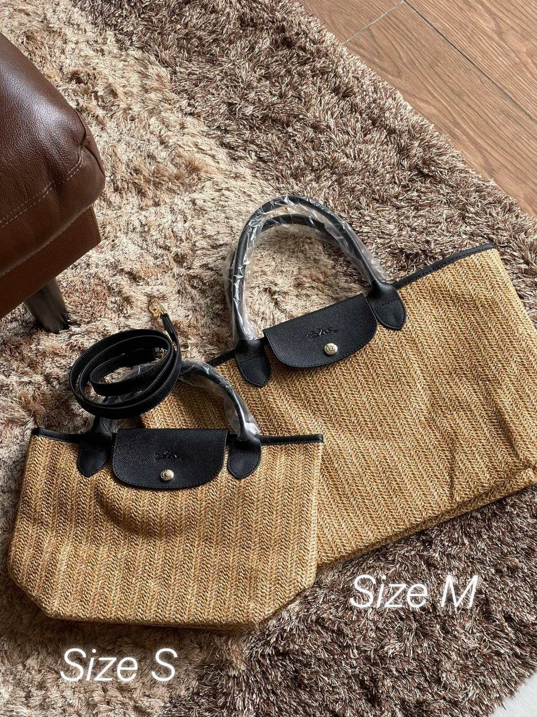 LONGCHAMP LE PLIAGE COLLECTION PAILLE TOP HANDLE BAG มี 3 ขนาด XS/S/M กระเป๋าถือหรือสะพาย งานสาน raffia ปากกระเป๋าตัดด้วยหนังสีดำ ลุคช์สุดเท่ของเหล่า Celebrities กับกระเป๋าปิคนิกสุดฮิตจาก Longchamp อย่าง Le Pliage Paille (เลอ ปลิยาจ ไพล์) ถือเป็นกระเป๋าที