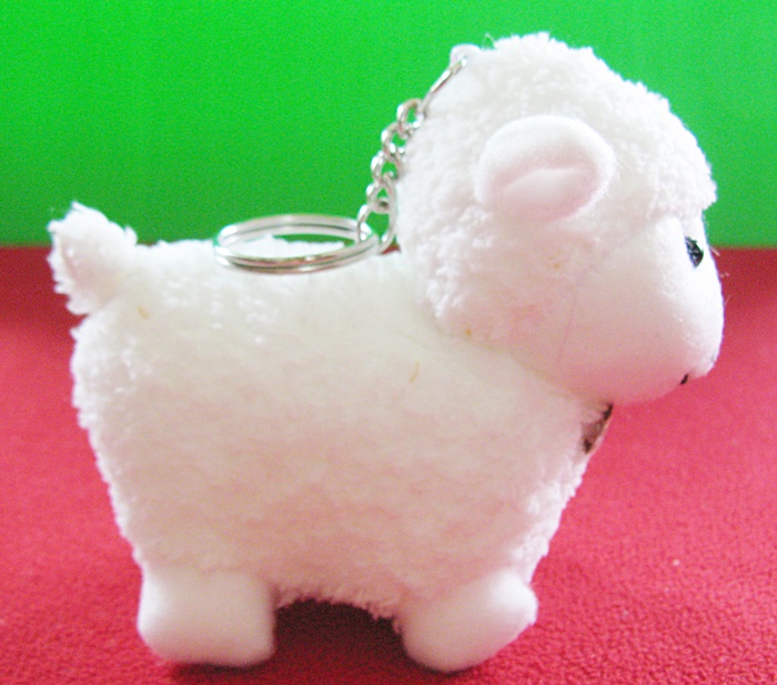 สินค้าหมดค่ะ พวงกุญแจตุ๊กตาแกะสีขาว โบว์ลายน้ำตาล-ขาว จากสวนผึ้ง จ.ราชบุรี ค่ะ