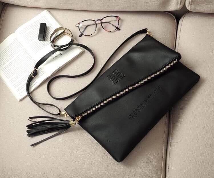 Givenchy Parfums Black Leather Clutch Gift With Purchasd From Givenchy Counter (GWP) กระเป๋าสะพายหนังนิ่มเรียบสีดำเเบบสวยดูดี เปิดปิดด้วยซิปอะไหล่ทอง หัวซิปประดับพู่ ด้านหน้ามีโลโก้ ภายในมีช่องเล็ก รุ่นนี้ใส่ ipad กระเป๋าสตางค์ มือถือ ของจุกจิกได้เยอะ ซับ