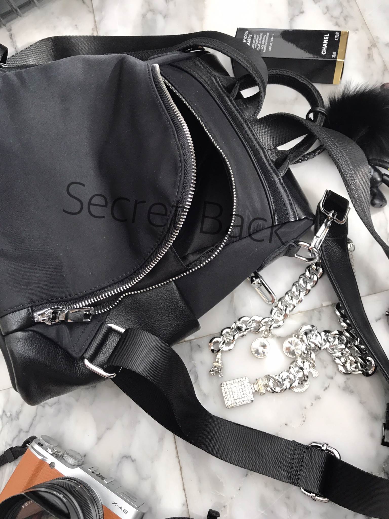 กระเป๋าเป้หนัง!!! ทรงน่ารักมากๆๆๆ จากแบรนด์ KEEP รุ่น Kyla backpack ใบนี้ มีสายสั้นหนังสำหรับสะพายไหล่ให้ด้วยคะ **จุดเด่นที่ >ตัวกระเป๋าทำจากหนังวัวสังเคราะห์ นิ่มมากลายหนังสวย >ตัวกระเป๋ามีสายสั้น ให้เพิ่มอีก 1 สายสำหรับสะพายไหล่คะ >ขนาดกระเป๋าก