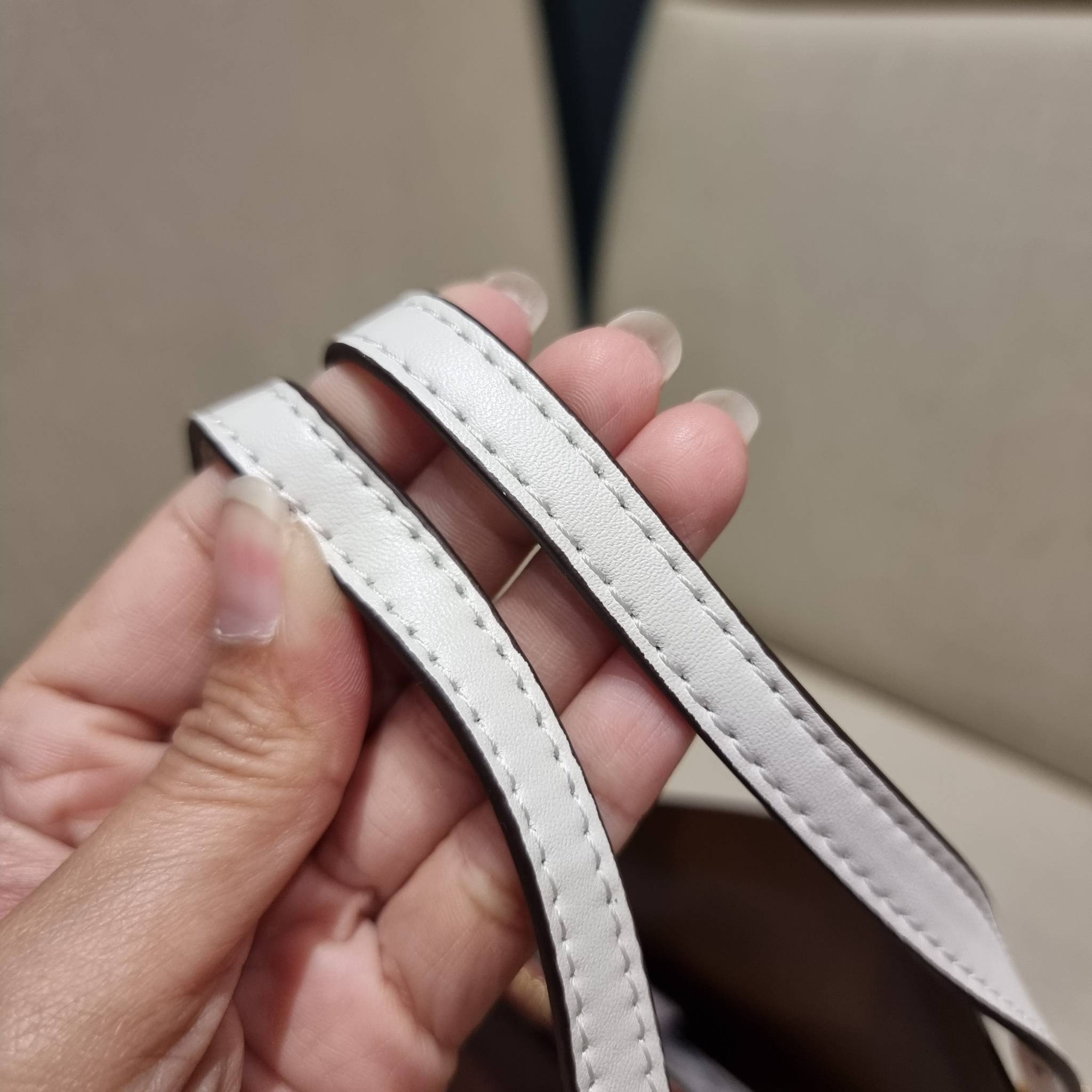 COACH C8612 MOLLIE TOTE 25 IN SIGNATURE CANVAS WITH MYSTICAL FLORAL PRINT คอลใหม่ล่าสุด ยังไม่เข้า shop ไทย สวยๆแบบไม่ต้องรอพรีฯให้ยาวนาน กับกระเป๋าโท้ทไซส์เล็กที่สาวๆต่างก็ต้องปักใจรัก สวยสมใจ ดีไซน์ลวดลายดอกไม้ คละเคล้าเต็มใบ ดูละมุน สดใส น่าใช้สุดๆ วัส