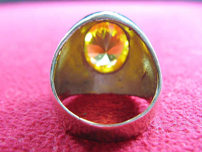 แหวนพลอยบุษราคัมเนื้อทองขาวด้านข้างลายมังกร(เหมาะกับราศีพิจิก,คนเกิดปีวอก)ค่ะ