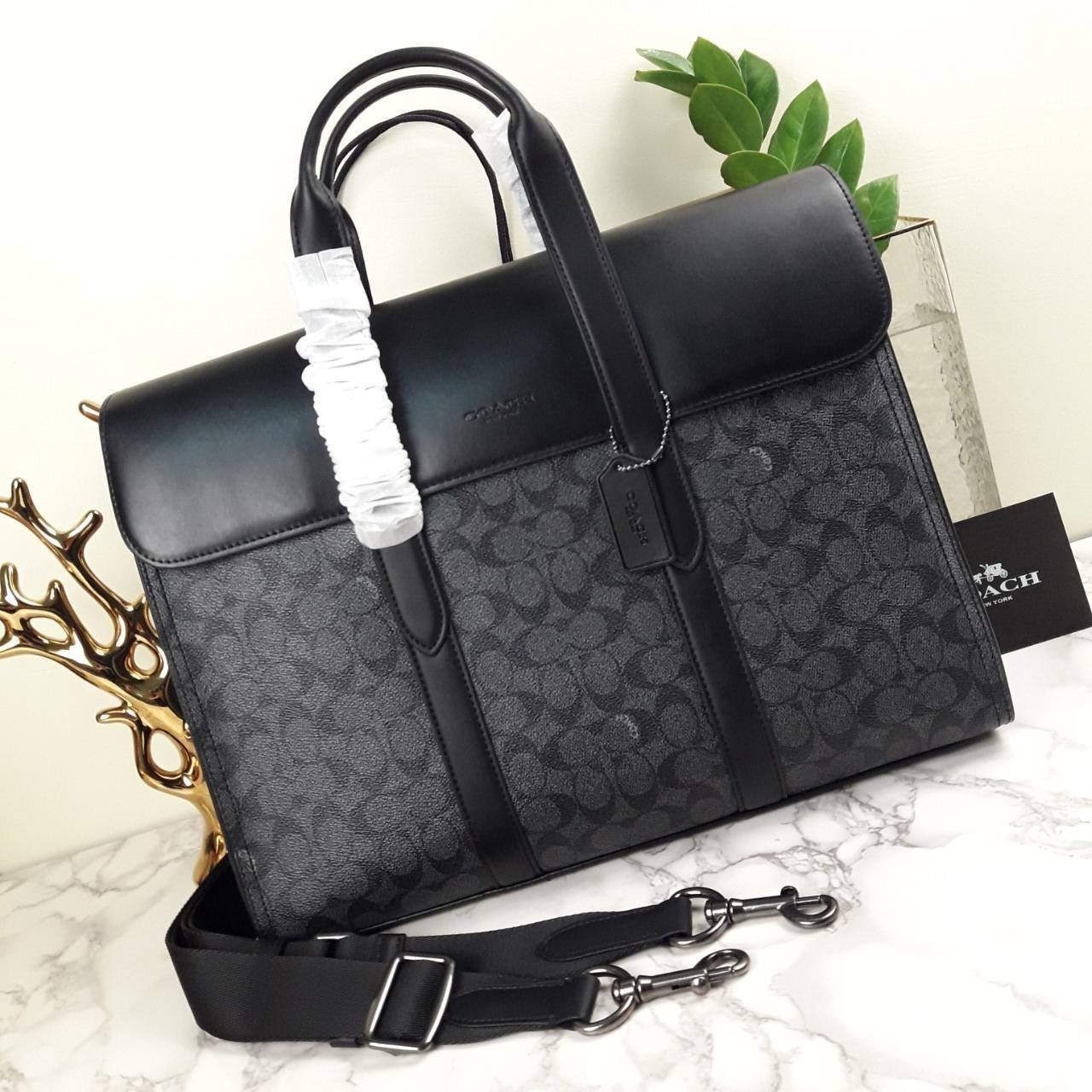 COACH METROPOLITAN PORTFOLIO IN SIGNATURE CANVAS (COACH 39775)🍁 เอาใจสาย smart กับรุ่นยอดฮิต ใช้งานได้ลงตัวสุดๆ ถือว่าเป็นอีกรุ่นที่ถามกันเข้ามาเยอะมากๆ และใช้งานได้ครบฟังก์ชั่นจริงๆ >>วัสดุแคนวาส สลับหนังแท้ หนังคุณภาพมากๆ มีสายสะพายยาว ถอด