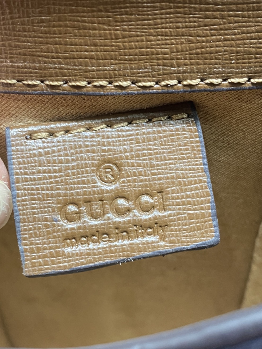 หนังแท้ GUCCI Horsebit phone bag กระเป๋าสะพาย กระเป๋าใส่โทรศัพท์สุดคลาสสิก หนังวัวแท้สีน้ำตาล/สีขาว อะไหล่ทองสวย ดีไซต์สัญลักษณ์วงแหวนตามแบบฉบับแบรนด์ สายสะพายยาวที่สามารถปรับระดับได้ ภาพสินค้าถ่ายจากงานขายจริง ใช้งานต่างประเทศได้ค่ะ