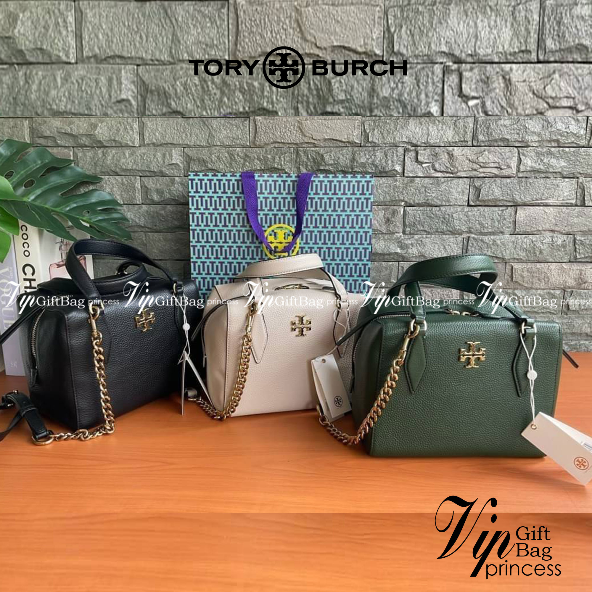 TORY BURCH KIRA PEBBLED SATCHEL BAG รุ่น 74650 กระเป๋าสะพาย Crossbody หนัง togo อะไหล่ทอง ทรงสวยสุดฮิต เป็นรูปทรงใหม่ มาแรงที่สุดในตอนนี้!! สัมผัสนุ่มมือ ตั้งอยู่ทรง ออกแบบเก๋ไก๋ สามารถปรับใช้ได้ 2 แบบ ไม่เหมือนใคร เปิดปิดด้วยซิป ภายในบุผ้าอย่างดี ช่องหลั