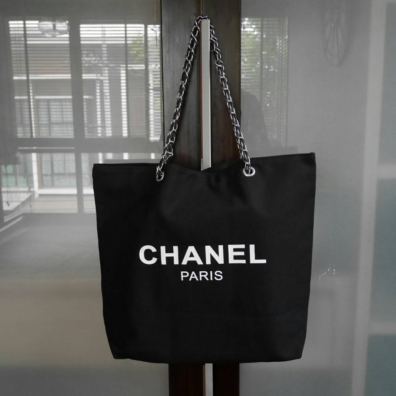 New Arrival!! พร้อมส่งที่ไทย ตามคำเรียกร้อง CHANEL VIP CANVAS TOTE BEAUTY GIFT TOTE CANVAS SILVER HARDWARE CHAIN STRAPS วัสดุทำจาก #ผ้าแคนวาสหนา บุด้วยผ้าซับอีกชั้น ด้านหน้ามีโลโก้แบรนด์ ตรงอะไหล่ปั้มแบรนด์ทุกจุด ตัวสายทำจากโซ่ เรียบ หรู ดูดี ใส่ของได้เยอ