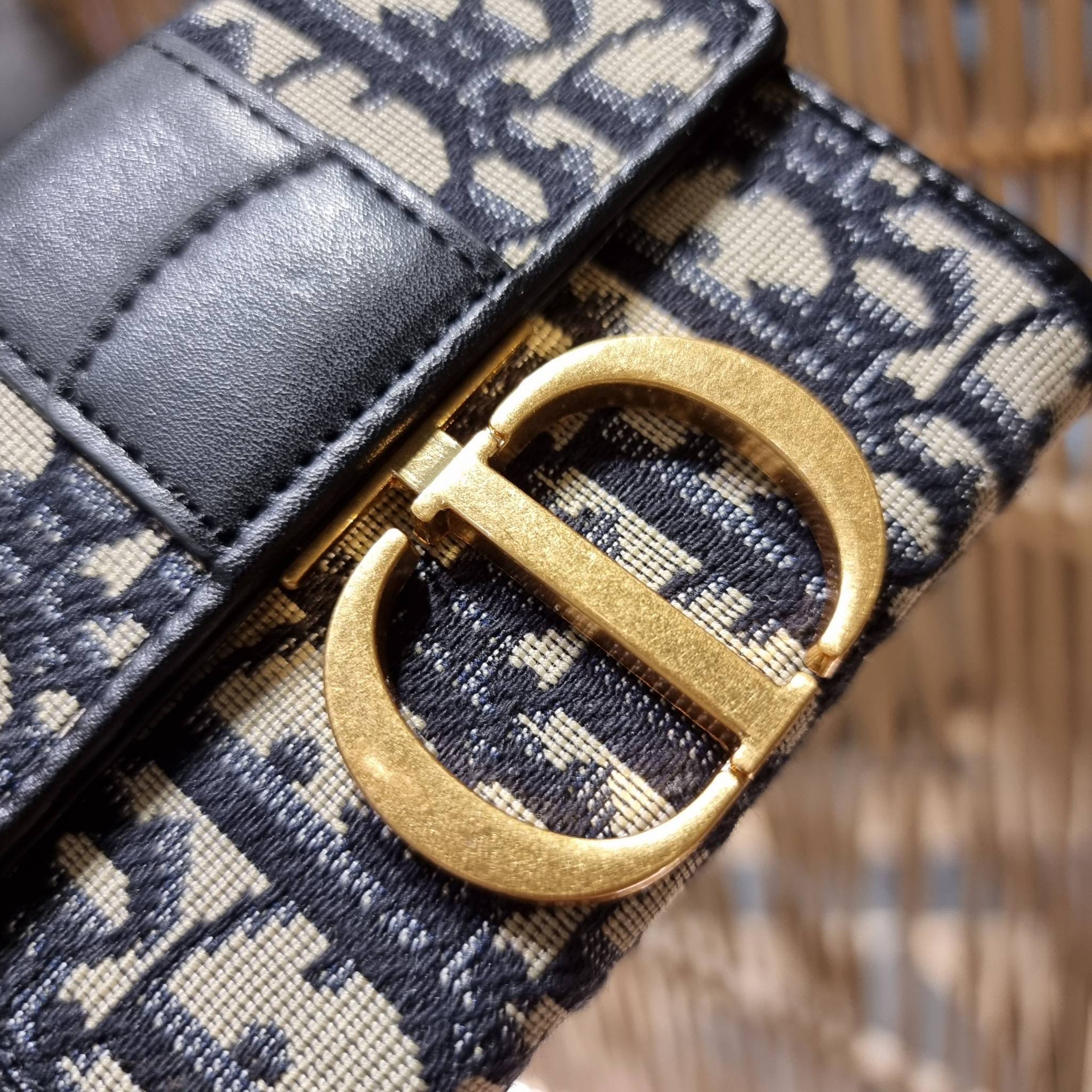 VIP 】CD TRIFOLD WALLET WITH GWP ที่สุดของความคลาสสิค กระเป๋าสตางค์ใบสั้นแบบพับ พรีเมี่ยมกิ๊ฟจากเคาน์เตอร์ วัสดุผ้าแคนวาสปักลาย สลับหนังแท้ภายใน โลโก้สีทองเหลือง สวยวินเทจ โดดเด่นเป็นเอกลักษณ์ ภายในมีช่องใส่บัตร ใส่ธนบัตร ใส่เหรียญได้ คัดมาให้แบบปังๆ ต้องจ