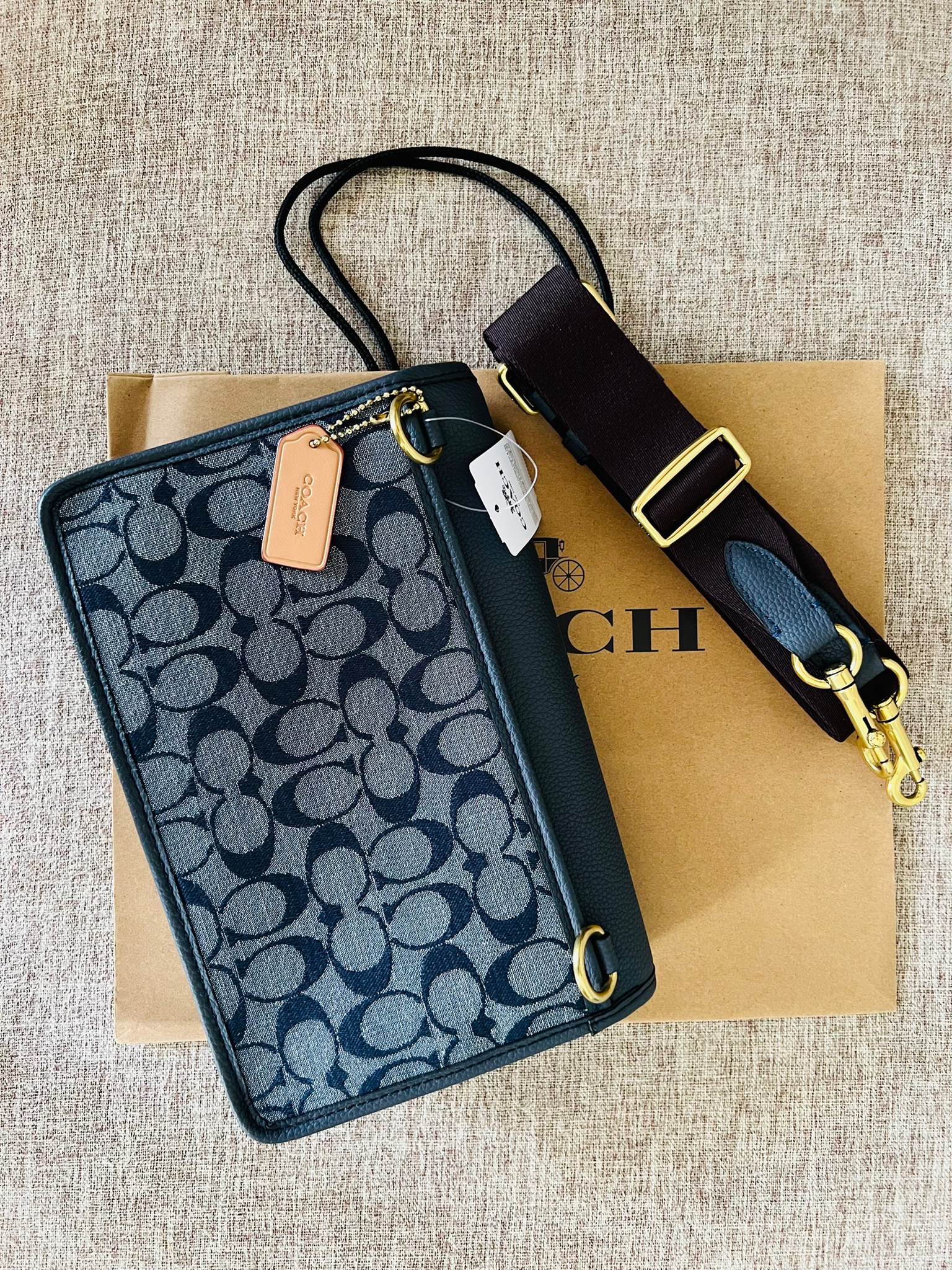 COACH Turner Flap Crossbody In Signature Chambray C8185 กระเป๋าสะพายหนังแชมเบรย์ซิกเนเจอร์และหนังธรรมชาติ ด้านในกระเป๋าซิป กระดุมแป๊ก ซับในหนัง กระเป๋าสลิปด้านนอก สายสะพายถอดได้ ยาว 25” สำหรับสะพายไหล่หรือสะพายข้าง