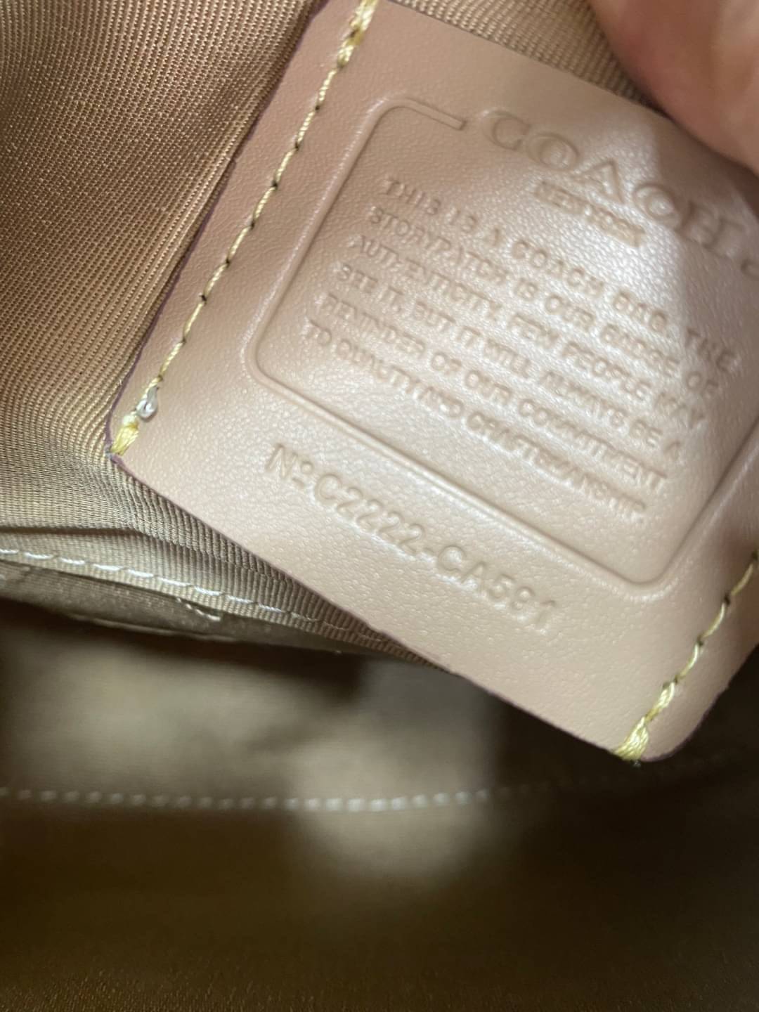 COACH SYDNEY SATCHEL BAG CA202 CA591 CB596 ใหม่ล่าสุด กับคอลที่สาวๆต้องหลงรัก กระเป๋าสะพายทรง satchel ที่มีรูปทรงดึงดูดสายตา สวยแรกเห็น วัสดุหนัง crossgrain พร้อมหูจับในตัว เปิด-ปิดด้วยซิป ภายในโล่งกว้าง ขนาดกำลังดี มีสายครอสให้ ปรับได้ตามชอบ ใบจริงลูกคุณ