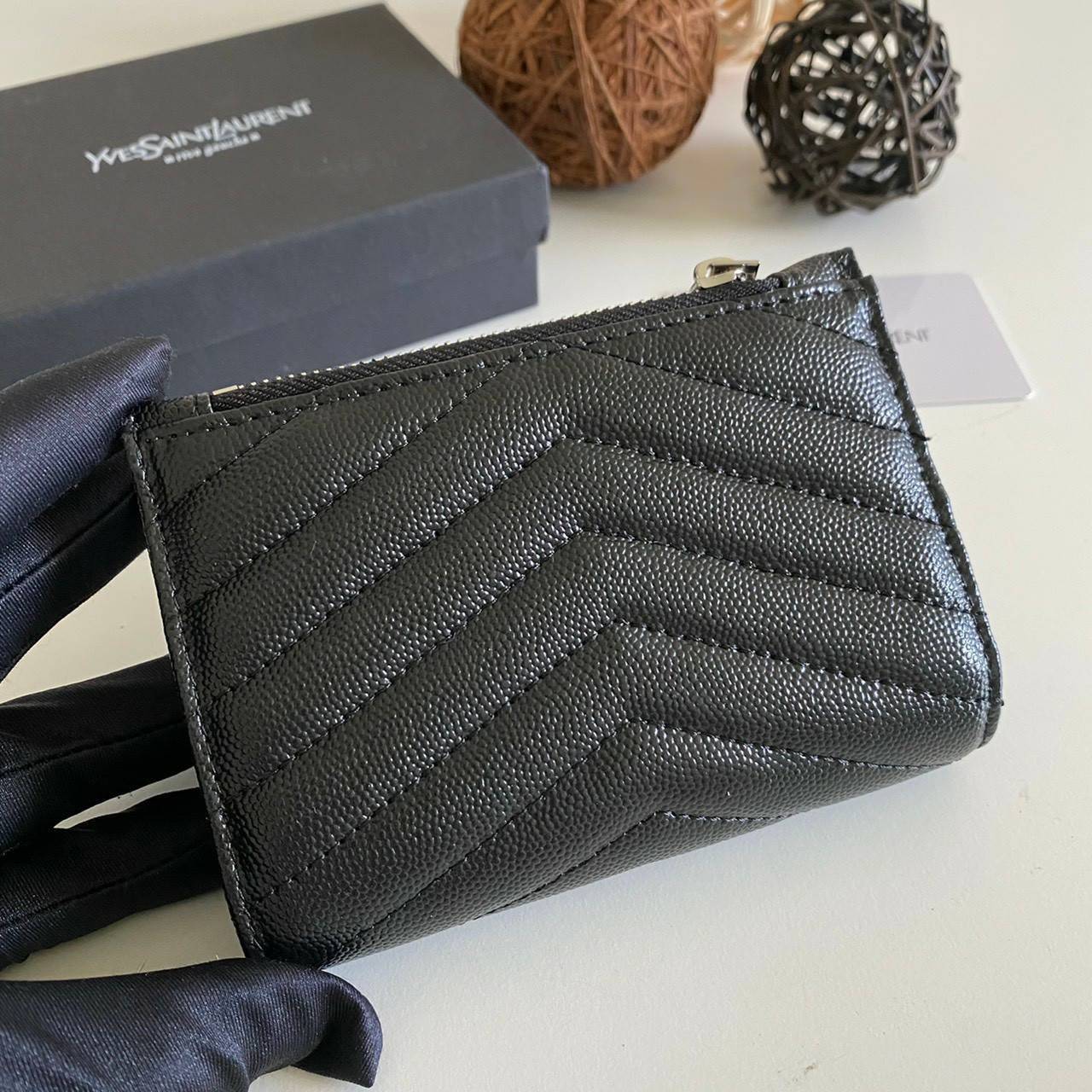 VIP GIFT 】หนังแท้ YSL SAINT LAURENT Monogram Zipped Bifold Wallet มาแล้วจร้า ถามหากันเยอะมากๆ กระเป๋าสตางค์ใบสั้นที่ใส่แบงค์ ใส่บัตร ใส่เหรียญได้เยอะสุดๆ มีสองด้านซิปและพับ ใบเดียวครบจบเลย หนังสวยมาก ละเอียดสุดๆ