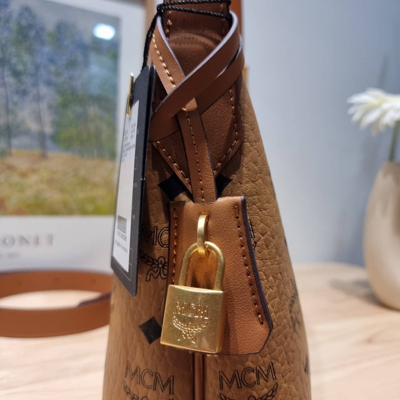 พร้อมส่ง 3 สี M.C.M AREN HOBO IN VISETOS กระเป๋าสะพายทรงโฮโบ ทรงสวยมาก เกรดท็อปออริ สลับแท้ 1:1 เกรดดีสุด ใช้ต่างประเทศได้ ขนาดกำลังดี จุของได้เยอะ ใช้งานสะดวกด้วยการรูดซิป พิเศษแถมพวงหนังและชุดกุญแจล็อคมาให้ด้วย