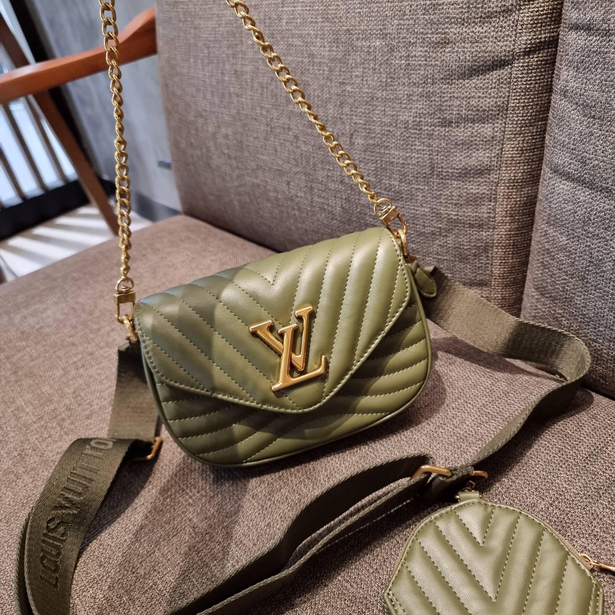 LV new wave pochette multi bag กระเป๋าสะพายมัลติฟังก์ชั่น สุดหรู มาพร้อม box set รับรองว่าดีงาม ลูกเล่นคลาสสิคผสานความวินเทจ มีสายสะพายให้ 2 เส้น และกระเป๋าใบลูก เล็กน่ารัก วัสดุหนังแท้ ภายในเป็นช่องโล่ง แบ่งสัดส่วนมีช่องย่อย ใบนี้ปรับใช้ได้หลายสไตล์ ลุคไ