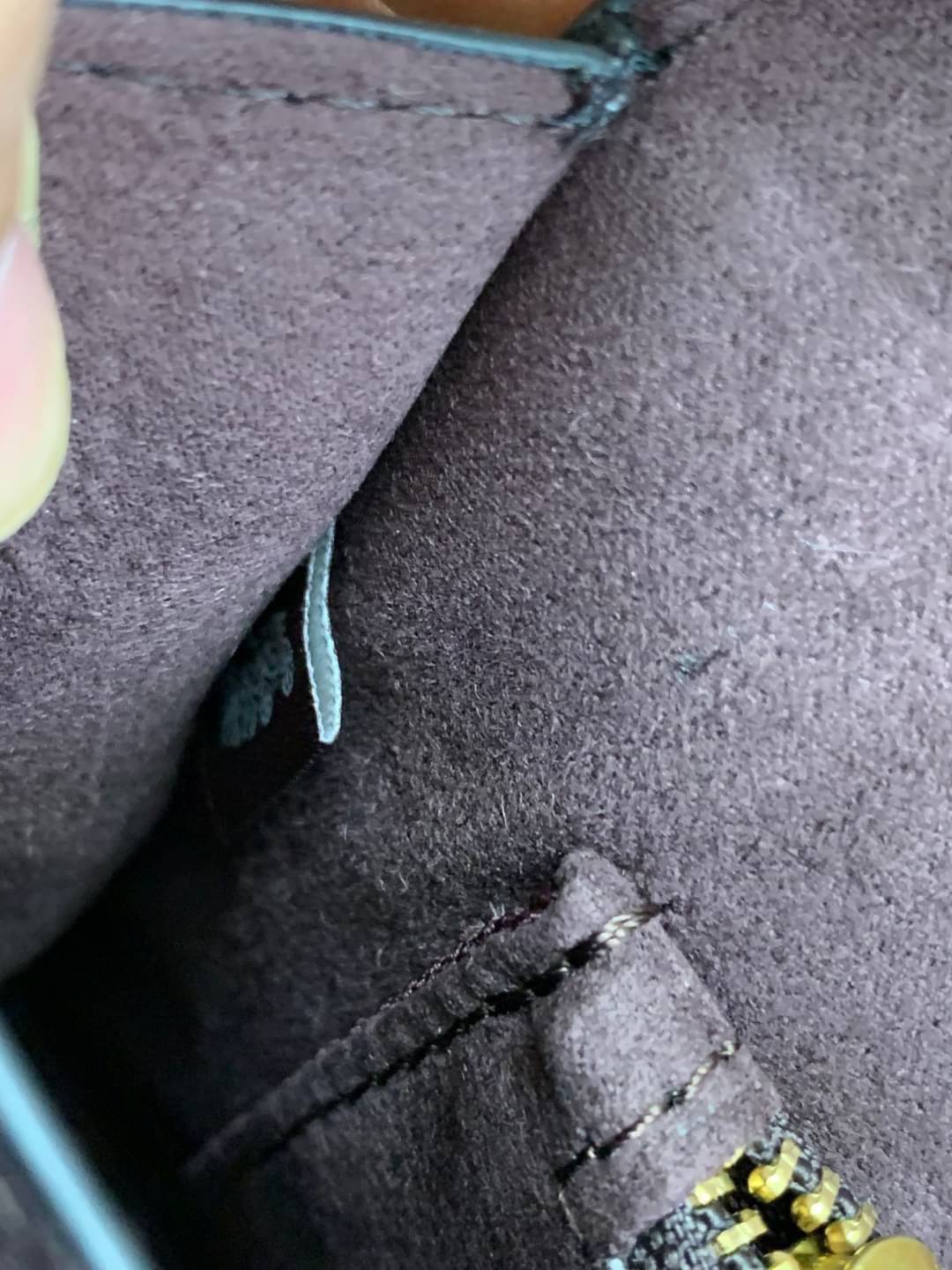 OUTLET 】COACH TABBY TOP HANDLE 20 LEATHER BAG หรูหรามากๆค่ะ สินค้าแนะนำ!! กระเป๋าถือ//สะพายข้างได้ วัสดุหนังแท้อย่างดี หนึ่งใบทำหนัง2แบบได้อย่างลงตัว สวยงาม มีอะไหล่ตัวC ใหญ่ด้านหน้าโดดเด่นหรูมากๆค่ะ 🔺เปิดปิดแบบกดล็อค ภายในมี2ช่องสำหรับใส่ของ สามา