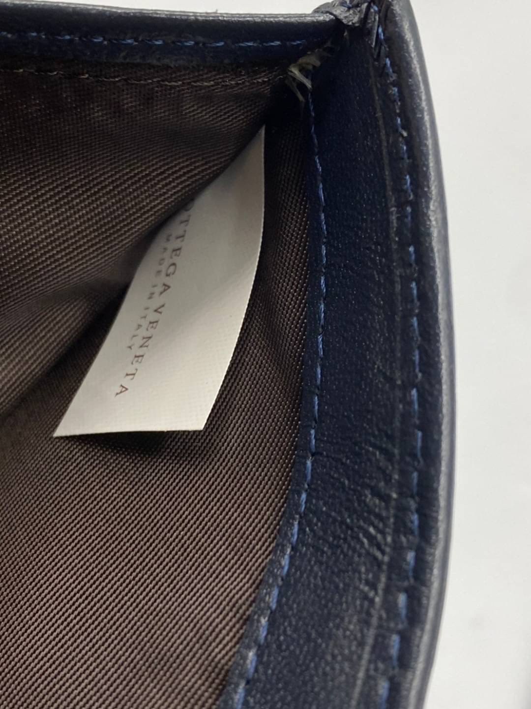 VIP 】หนังแท้ BOTTEGA VENETA WALLET กระเป๋าสตางค์ใบสั้นคุณผู้ชาย รุ่นตามหา มาเท่าไหร่ไม่เคยพอเลยค่า เป็นรุ่นคลาสสิกที่หยิบมาใช้งานได้บ่อยที่สุด งานหนังลูกวัวแท้ทั้งใบสวยมากนะคะ ใช้ทนทานได้นานเลยค่ะ ภาพสินค้าถ่ายจากงานขายจริง พร้อมส่งที่ไทยราคาสุดคุ้มห้ามพล