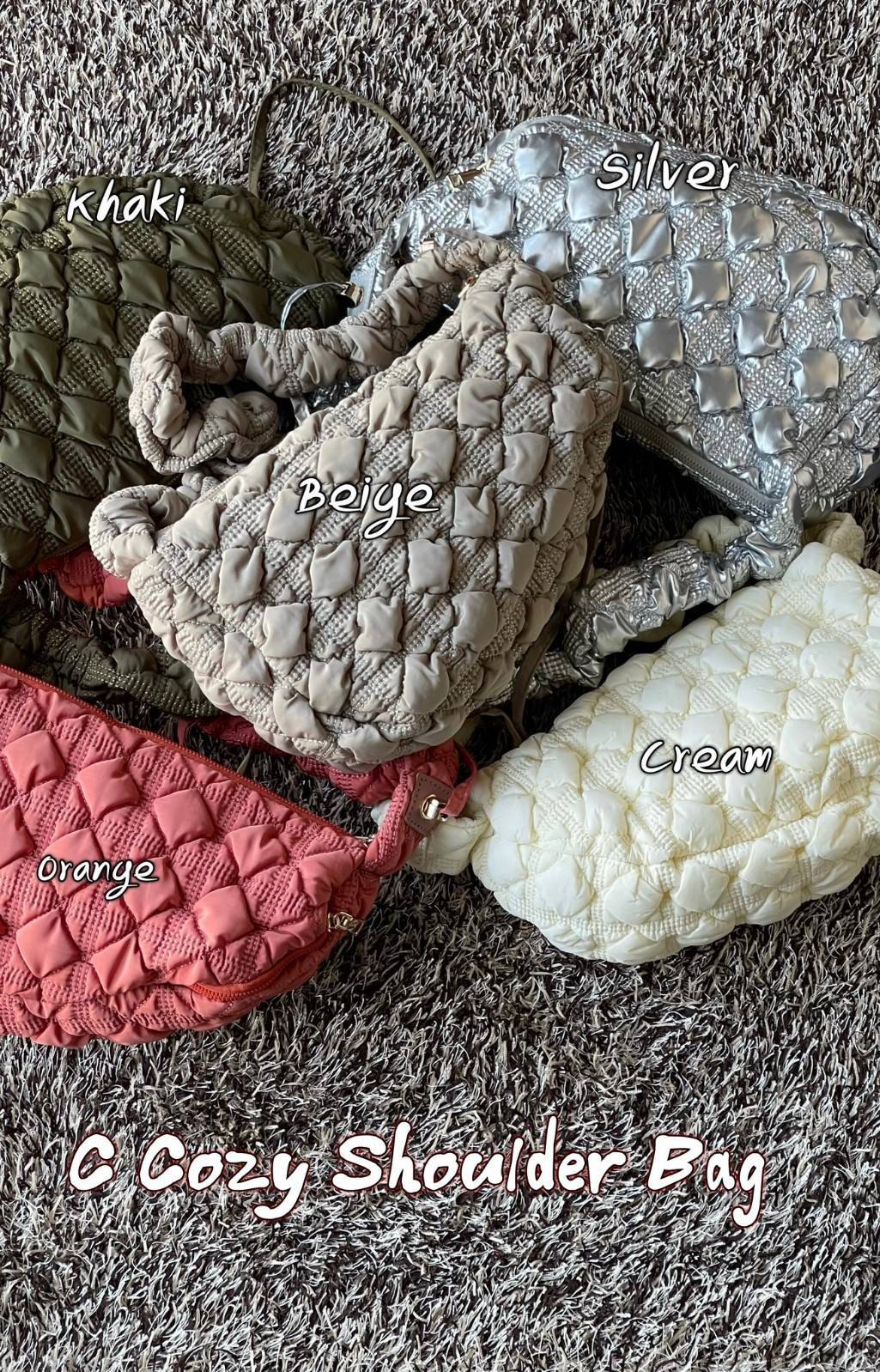 Cozy Shoulder Bag / Carlyn Bag 2022 สายแฟชั่นเกาหลีห้ามพลาด‼️ เป็นกระเป๋าที่กำลังได้รับความนิยมอย่างมากในเวลานี้ ถูกออกแบบมาให้มีลักษณะนุ่มนิ่มไม่ต่างจากพัฟเฟิลโค้ตหรือผ้านวม เลือกหยิบมาใช้ แมตช์เข้ากับคอสตูมได้ในแต่ละวัน