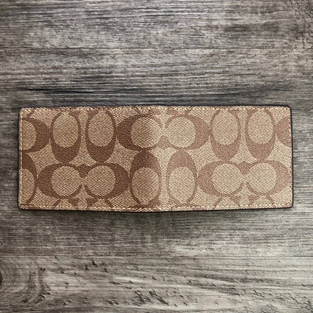 COACH Heritage Signature Compact ID Wallet กระเป๋าสตางค์ใบสั้น มาพร้อมกระเป๋าใส่บัตรใบเล็กอีก 1 ใบ จะมอบเป็นของขวัญหรือใช้เองก็แนะนำค่ะ