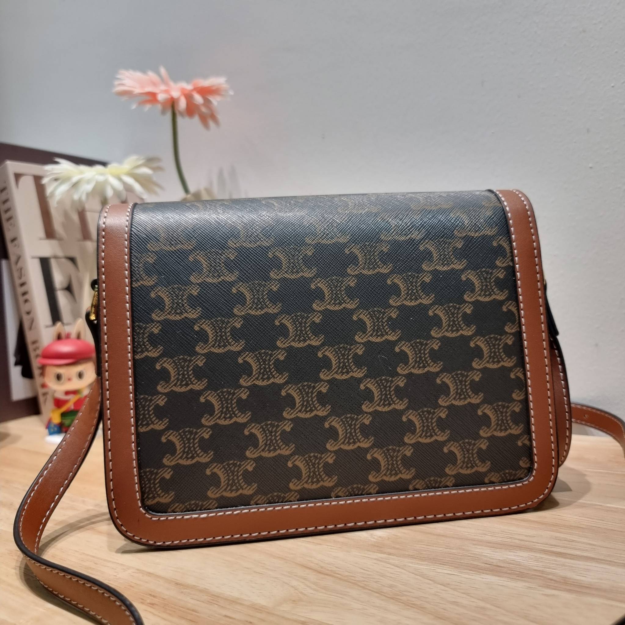 CELINE Classique Triomphe Bag / CELINE TRIOMPHE BAG MEDIUM IN TRIOMPHE CANVAS AND CALFSKIN ไม่มีไม่ได้เลยกับไอเท็มสุดคลาสสิค ที่รอบนี้จัดให้ไซส์ใหญ่กว่าเดิม กระเป๋าสะพาย สวยอยู่ทรง ดีไซน์เป็นธรรมชาติ เนเชอรัลโทน