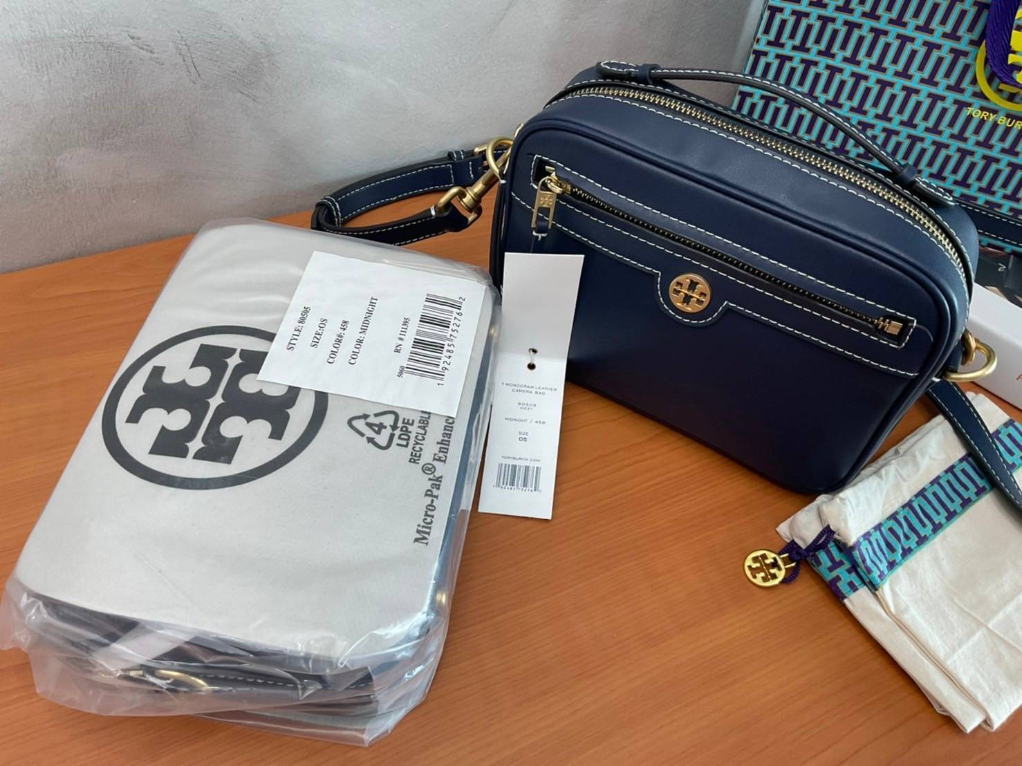 TORY BURCH T MONOGRAM JACQUARD CAMERA BAG กระเป๋าสะพาย Crossbody วัสดุหนังวัวแท้ การออกแบบเรียบง่าย ยังคงความหรูหราเอาไว้ โดดเด่นด้วยลวดลาย T Monogram มาพร้อมสายสะพายยาวแบบสปอร์ต ถอดออกได้ สายปรับระดับได้ ตอบสนองการใช้งานได้ดี มีหูหิ้วด้านบนสามารถใช้งานได