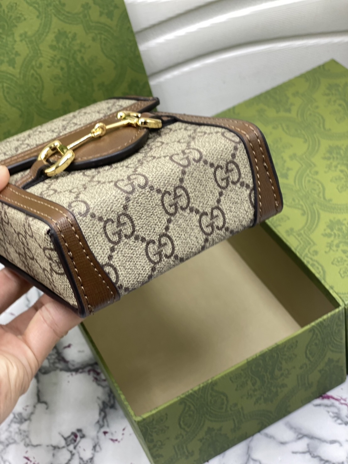 หนังแท้ GUCCI Horsebit phone bag กระเป๋าสะพาย กระเป๋าใส่โทรศัพท์สุดคลาสสิก หนังวัวแท้สีน้ำตาล/สีขาว อะไหล่ทองสวย ดีไซต์สัญลักษณ์วงแหวนตามแบบฉบับแบรนด์ สายสะพายยาวที่สามารถปรับระดับได้ ภาพสินค้าถ่ายจากงานขายจริง ใช้งานต่างประเทศได้ค่ะ