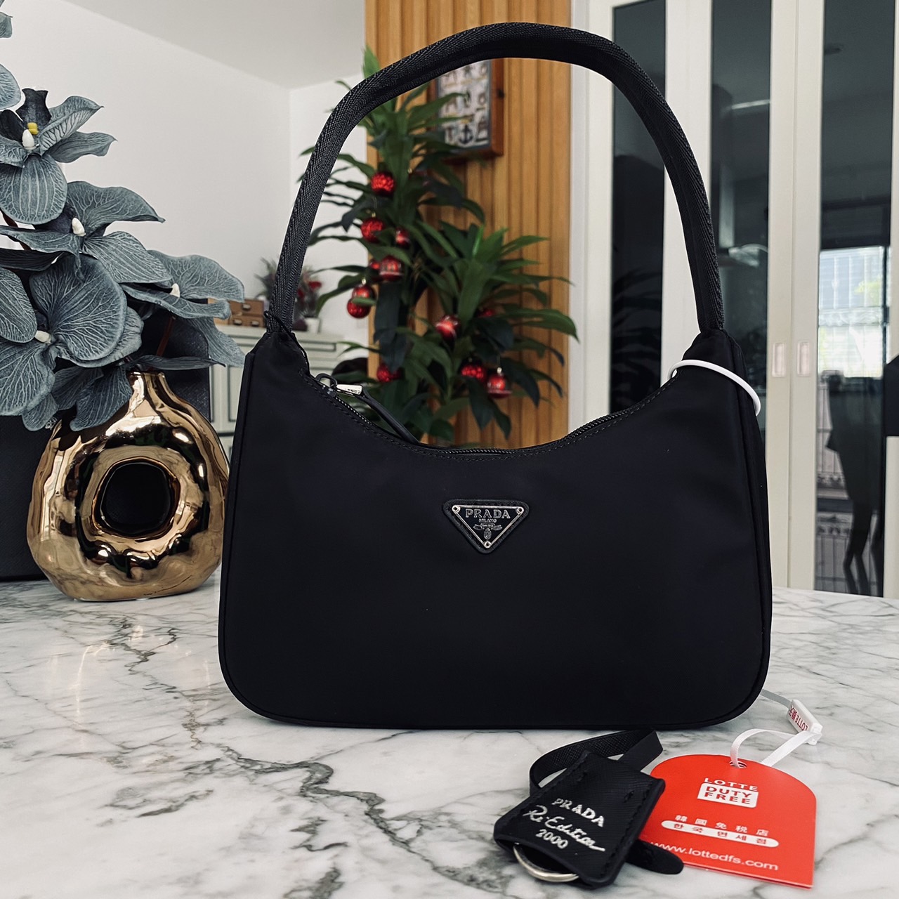 Prada Nylon Shoulder Bag / Re-Nylon Prada Re-Edition 2000 mini-bag กระเป๋าสะพายไหล่ผ้าไนล่อน เรียบแต่หรู คูลแต่เท่ห์ ยกให้ใบนี้ตลอดกาลเลยค่า