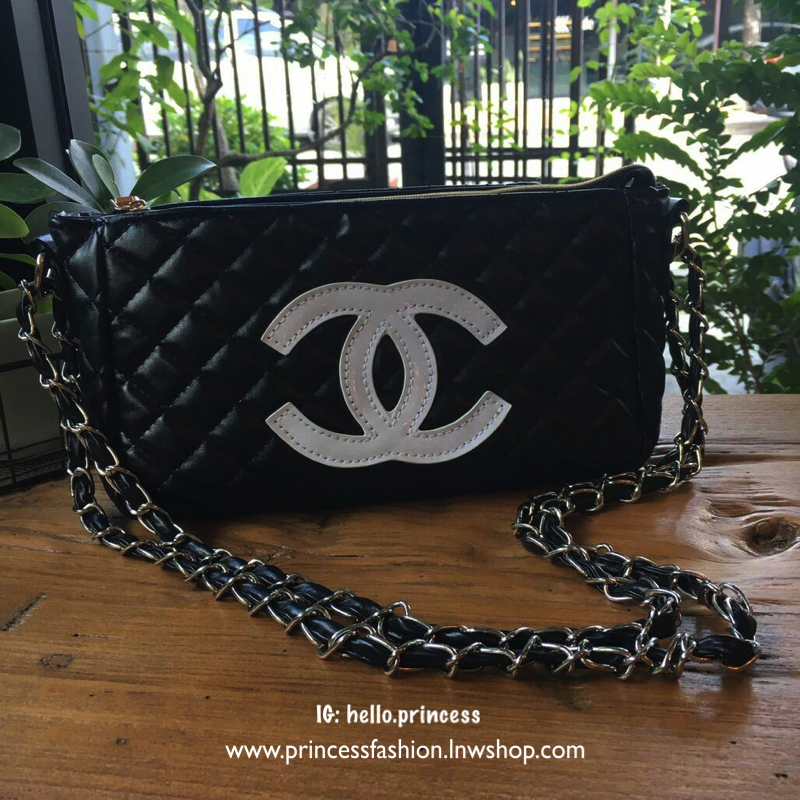 ล็อตใหม่!! อะไหล่เงิน **สวยหรู New Arrival 2018!!! Chanel Cosmetic Cluth Bag With Chain กระเป๋าทรงสวยหรู จาก Chanel Cosmetic Counter VIP Gift วัสดุหนังสังเคราะห์ PU เต็มใบ เปิดปิดด้วยซิปปั้มหัวซิปแบรนด์ ซับในสกรีนโลโก้ ภายในกว้างใส่กระเป๋าสตางค์ใบยาว ipho
