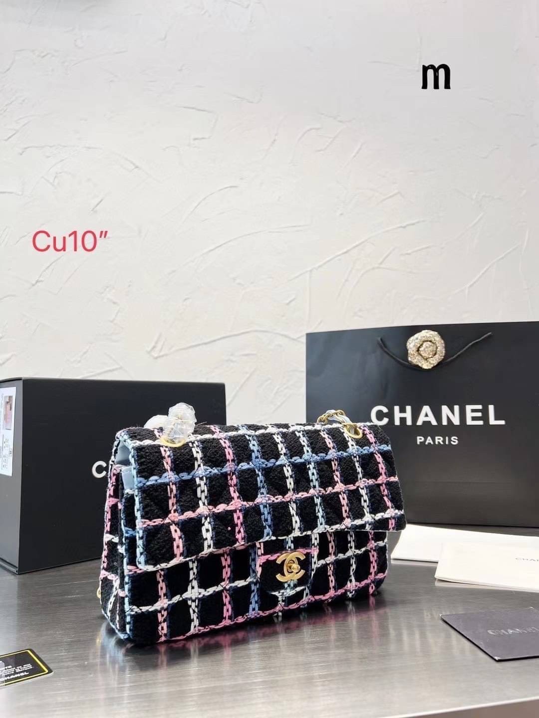 CHANEL Tweed Flap Bag 25cm ลุคคุณหนูไม่ควรพลาด Collection นี้เลย ลวดลายบนกระเป๋าแบบกราฟฟิคมีเท็กเจอร์ ทำให้กระเป๋าดูมีราคามากยิ่งขึ้น สะพายใช้งานได้หลายโอกาส ไม่ว่าจะไปเที่ยวหรือไปงานเลี้ยงสังสรรค์ก็เหมาะสมเป็นอย่างยิ่งเลยค่ะ