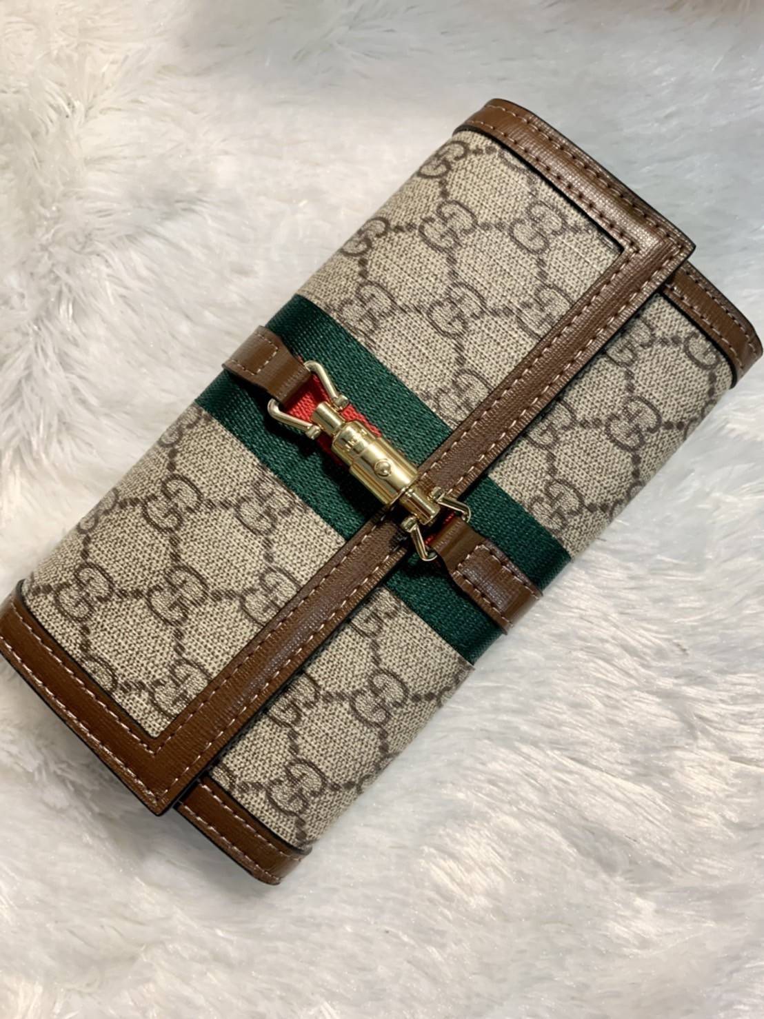 GUCCI Jackie 1961 chain wallet กระเป๋าสตางค์ใบยาวพร้อมสายสะพายโซ่สีทอง ขนาดพกพา หยิบจับถนัดมือ