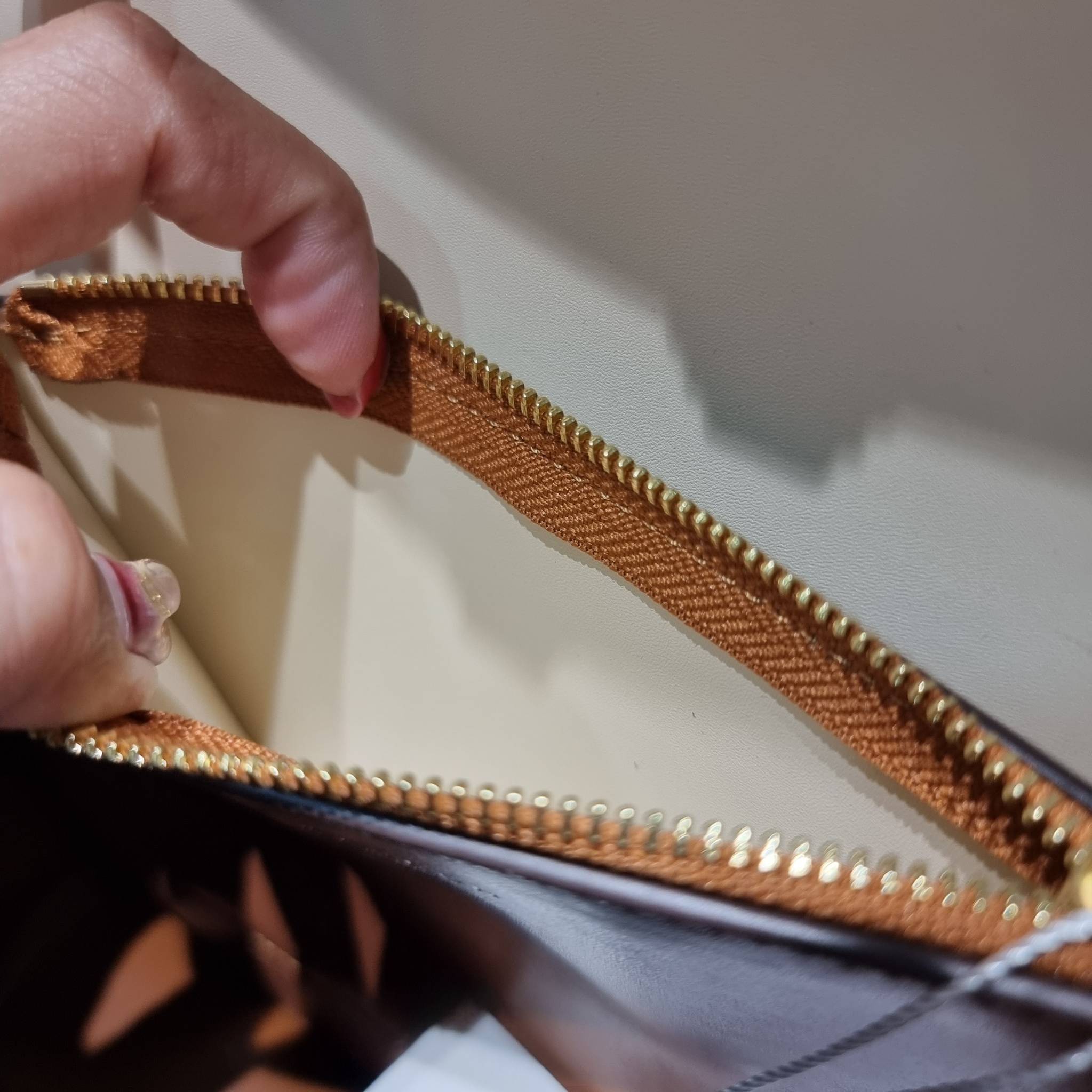 Tory Burch Bag / TORY BURCH ELEANOR CONVERTIBLE SHOULDER BAG รุ่นยอดนิยม กับไซส์ใหม่ ใหญ่จุคุ้ม! กระเป๋าสะพายข้าง ดีไซน์อยู่ทรง เรียบหรู! ผู้ดีกว่าใคร