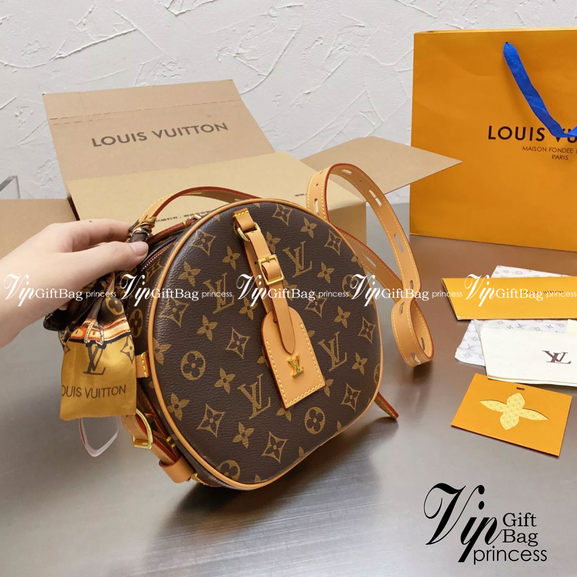 LV Boite Chapeau Souple MM กระเป๋าสะพายโดดเด่นด้วยรูปทรงกลมลายโมโนแกรมสุดชิค ขนาดกะทัดรัด เป็นรุ่นที่ตอบโจทย์และครองใจสาวๆ ได้อย่างแท้จริง ควรมีติดตู้ไว้สักใบ สามารถใช้งานได้ทั้งในชีวิตประจำวัน ไปเที่ยว ชอปปิ้ง รวมไปถึงงานสังสรรค์ค่ะ