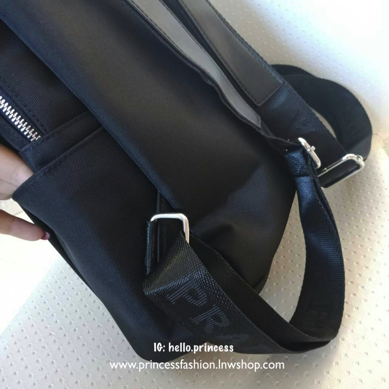 รุ่นใหม่พร้อมส่ง NEW!! PRADA NYLON BACKPACK กระเป๋าสะพายเป้ วัสดุทำจาก ผ้าPolyester คุณภาพดี สามารถกันน้ำได้ในระดับนึง เปิดปิดด้วยซิปจุของได้เยอะ สายสะพายหลังลายแบรนด์ สามารถปรับได้ฟรีด้านหน้ามีช่องซิป2ช่องใส่ของได้ ด้านในมีช่องแบ่งสามารถใส่มือถือได้ ใส่เ