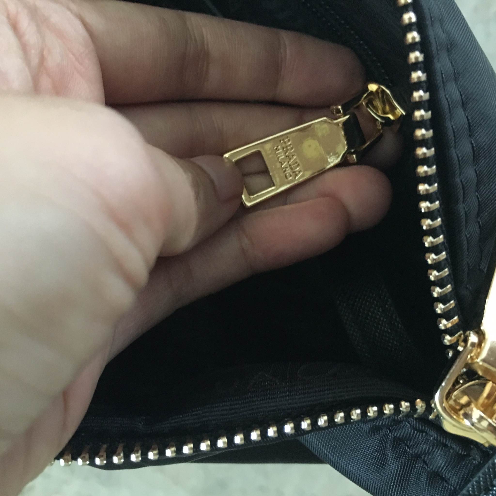 Best seller สินค้าเข้าใหม่ งานพรีเมี่ยมกิ้ฟจากเคาเตอร์ต่างประเทศ กระเป๋า สวยๆ จาก แบรนด์ PRADA เปนกระเป๋า เครื่องสำอางค์ แต่มีสายสะพายยาวให้ 2 สาย เป็นแบบคล้องแขน และสะพายข้างลำตัว เลิศมาก ใช้เป็น shoulder bag ได้เลยค่า หรือ ถือลำลองสวยๆ ก้อเลิศคะ คุ้มมาก