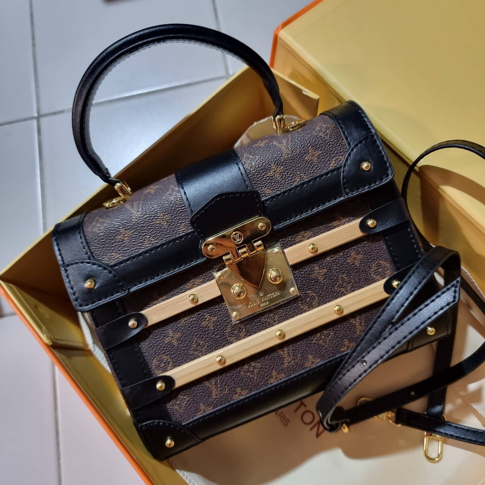 ใหม่ล่าสุดจาก LV monogram vintage box bag มาพร้อม box set สุดหรูรุ่นนี้ดีเทลยอดเยี่ยม เก็บรายละเอียดได้ดีและโดดเด่น ถือแล้วผู้ดีมาก!! วัสดุหนังแคนวาสสลับหนังแท้ เปิด-ปิดด้วยตัวบีบล็อค แน่นหนา ภายในโล่งกว้าง เลิศตรงที่เก็บทรง ขยายทรงด้านข้างได้ คอนโทรลด้วย