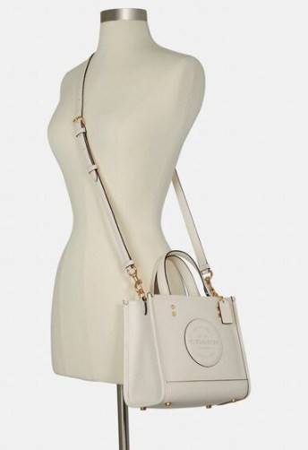 ใหม่ล่าสุด อดใจยังไงไหว COACH Dempsey Field Tote 22 C5268 โทนสีขาวล้วน ดำล้วน สุดคลาสสิก พร้อมส่งความสวยที่ไทยค่ะ! กระเป๋าทรง Tote ขนาดพอเหมาะลำตัว พกพาง่ายสะดวกได้กับทุกๆวัน ด้านหน้าปั้มโลโก้แบรนด์ตัวใหญ่สวยค่ะ;เปิดปิดกระเป๋าแบบกระดุมแม่เหล็ก ภายในใส่กระ