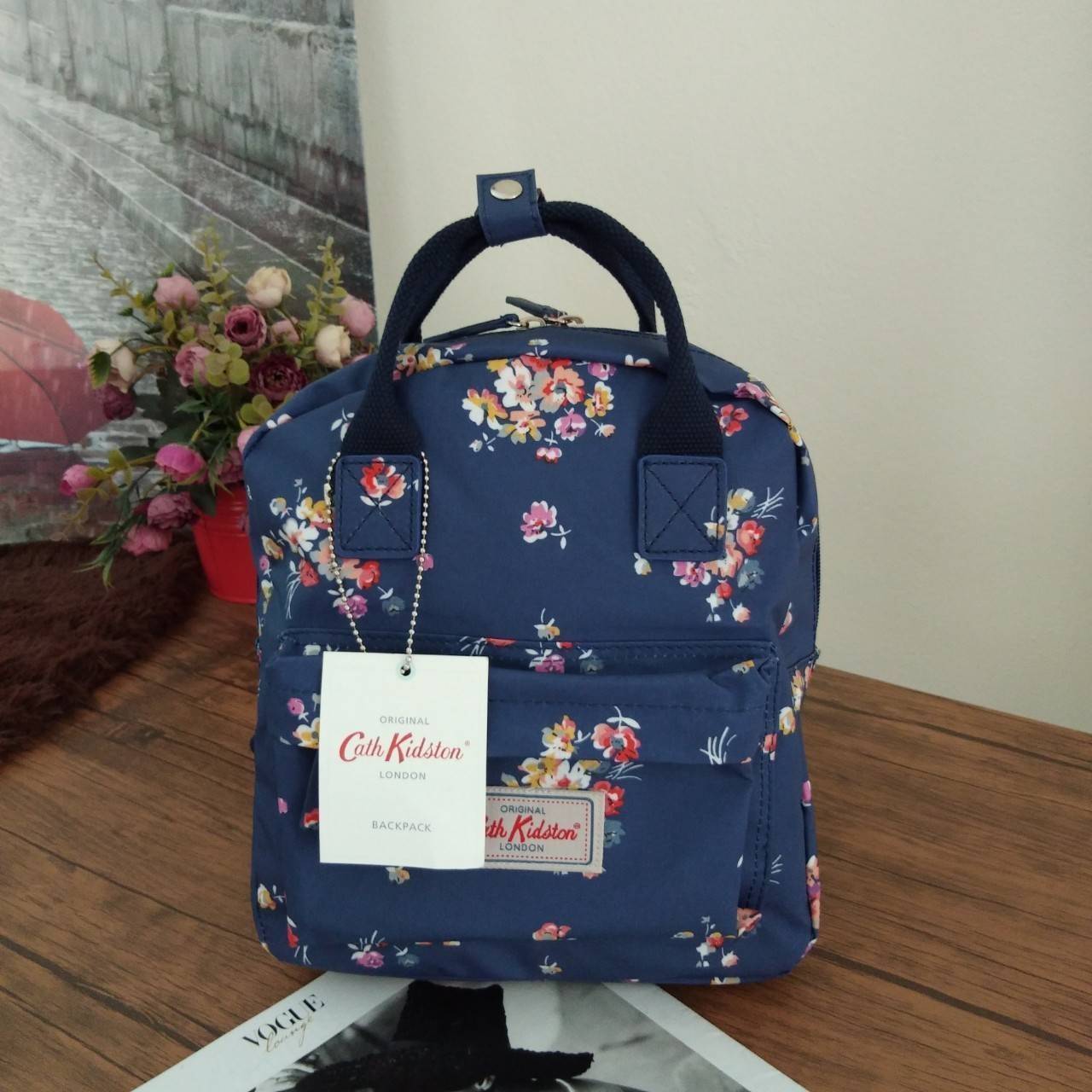 Cath Kidston Mini Backpack Bag กระเป๋าเป้รุ่นมินิ สไตล์วินเทจสุดฮิต วัสดุ Canvas เคลือบ เช็ดทำความสะอาดได้ ภายในมีช่องซิปเล็ก 1 ช่อง เปิด/ปิดกระเป๋าด้วยซิปรอบ ด้านหน้ามีช่องซิปอีก 1 ช่อง ไว้ใส่ของ สวยคุ้มมากค่ะรุ่นนี้